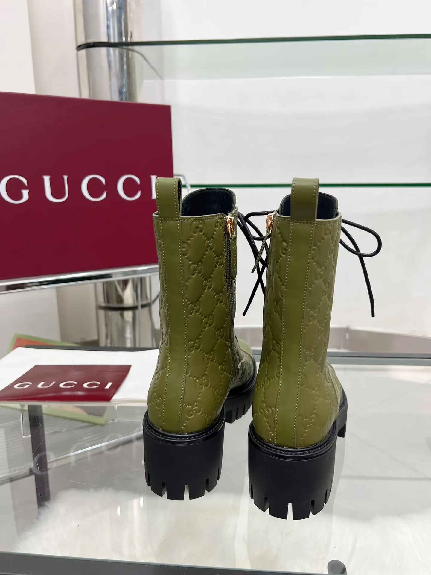 出厂价:320元 新版古琦GUCCI 热卖✅踝靴 🎉非常好搭配👍特显复古英伦风,高级3D印花、正面古琦饰扣装饰💎LOGO✅ 面料:进口牛皮🐂 内里/垫脚:牛里 颜色:黑色 绿色 码数:35—42{2头需定做} 跟高:5cm TPU大底 包装:配有卡片、布袋。