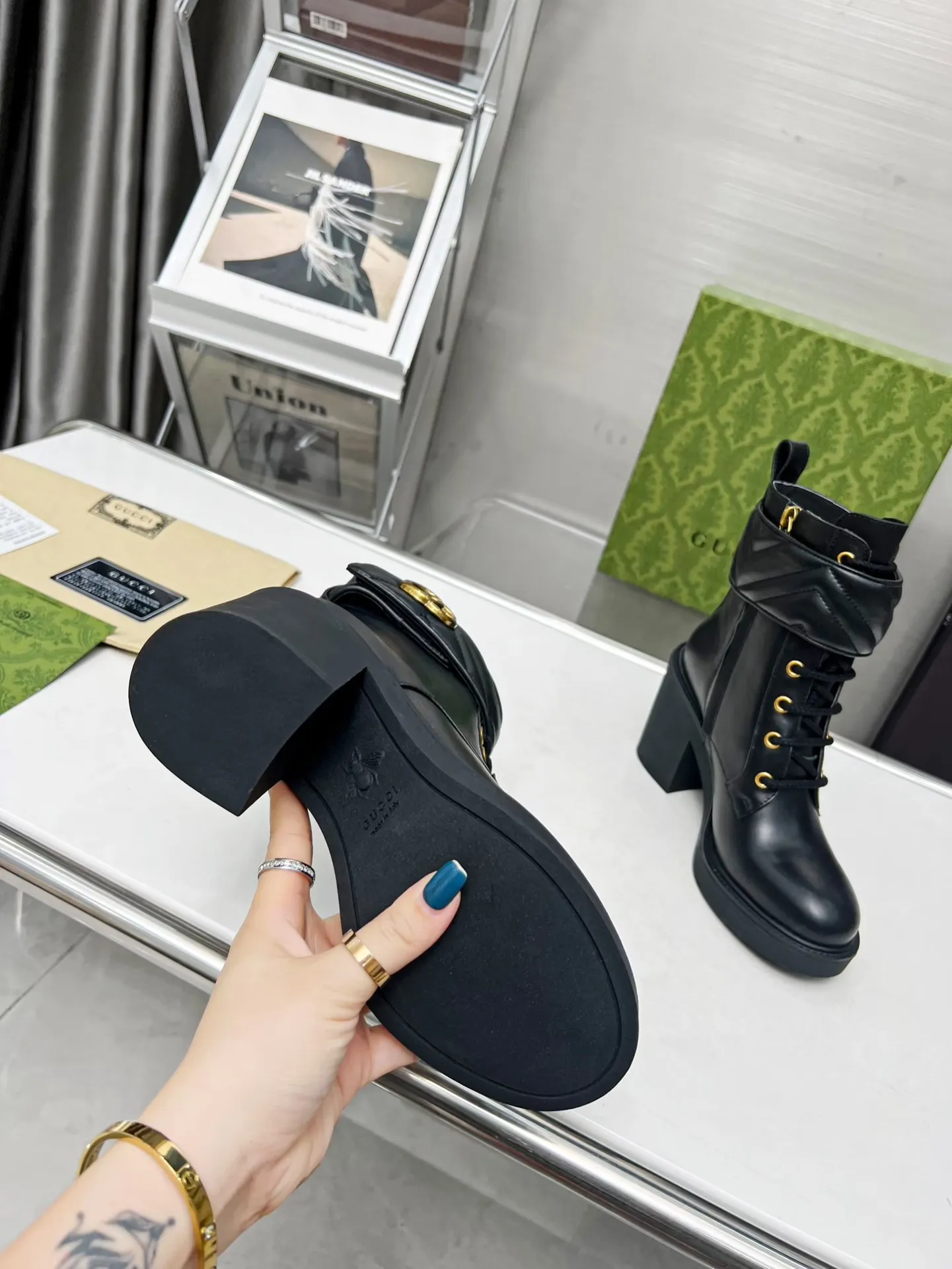 ❤️P270💰 秋冬GUCCI双G踝靴原版开模和电绣魔术带卡其色GG帆布标识元素搭配、高级感十足 侧拉链穿脱超方便 面料：牛皮 内里/垫脚：牛里 TPU大底 跟高8cm 码数：35-42#