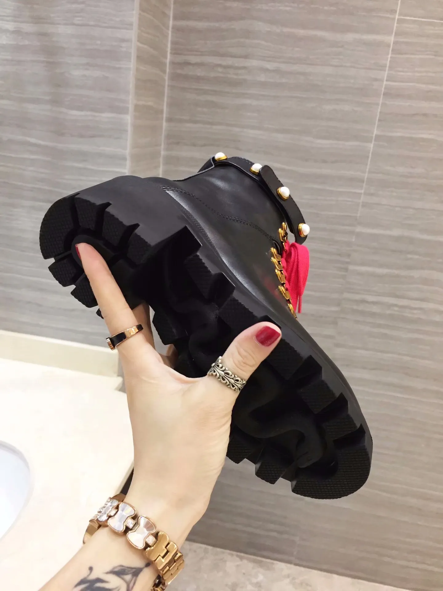 ❤️P260 💰 新版古琦GUCCI 热卖7寸靴 分电绣版和牛皮版面 非常好搭配网红都纷纷上脚引领最新时尚潮流。跟高6cm 面料:进口牛皮内里/进口头层猪皮 垫脚:羊皮 颜色:黑色 码数:34-40#(41定做)