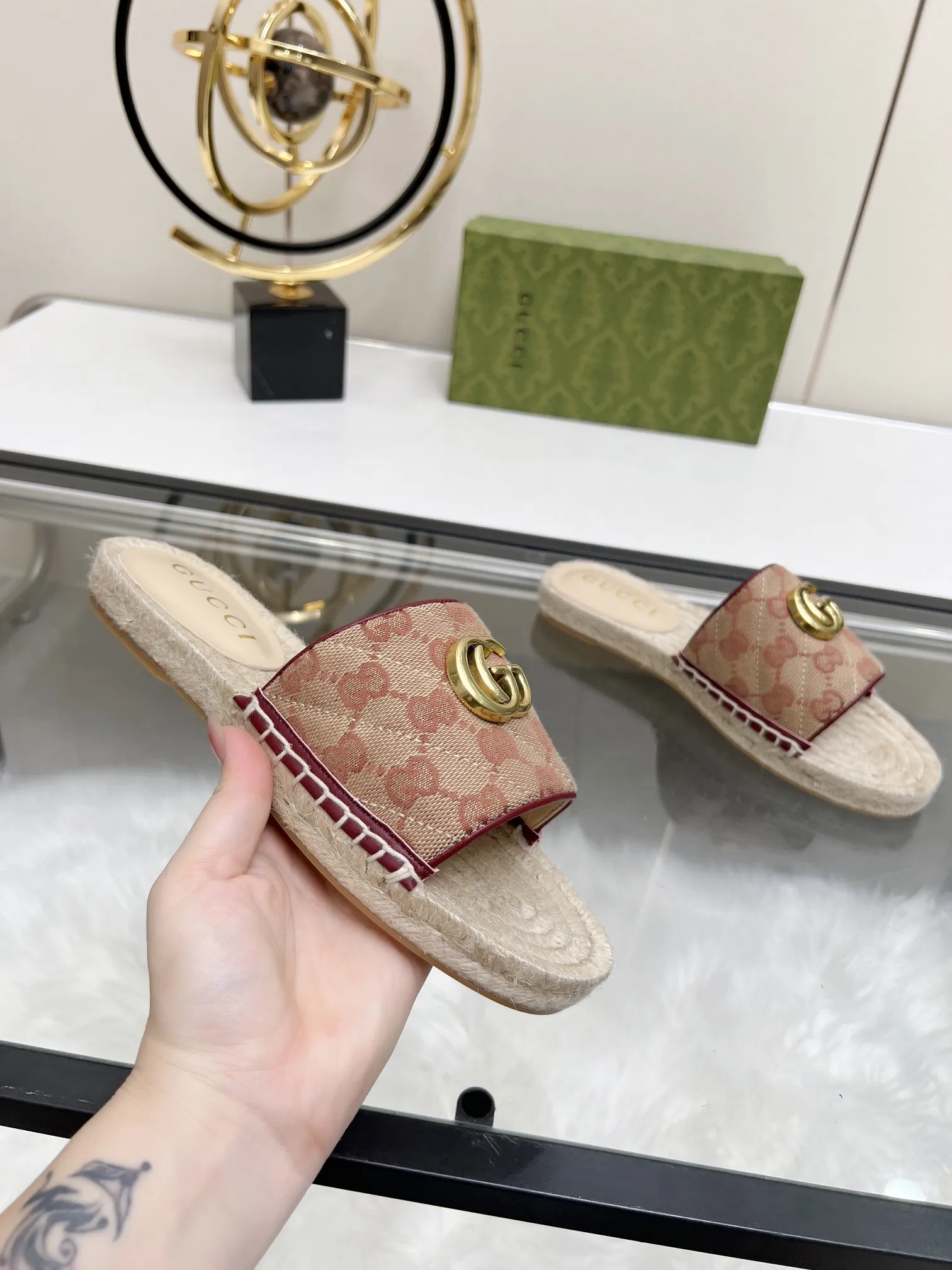 P150 GUCCI 古奇拖鞋渔夫鞋 新色 注塑一体草编底 ,高端品质 面料:双G进口布料内里:羊皮里 码数:35~42 布料款有 杏色 花色 粉色 黑色 蓝色 酒红色 香槟色 绿色 橘色 青色 满天星色 30多个颜色可选 后续很多颜色等待更新 ,,,,,,,