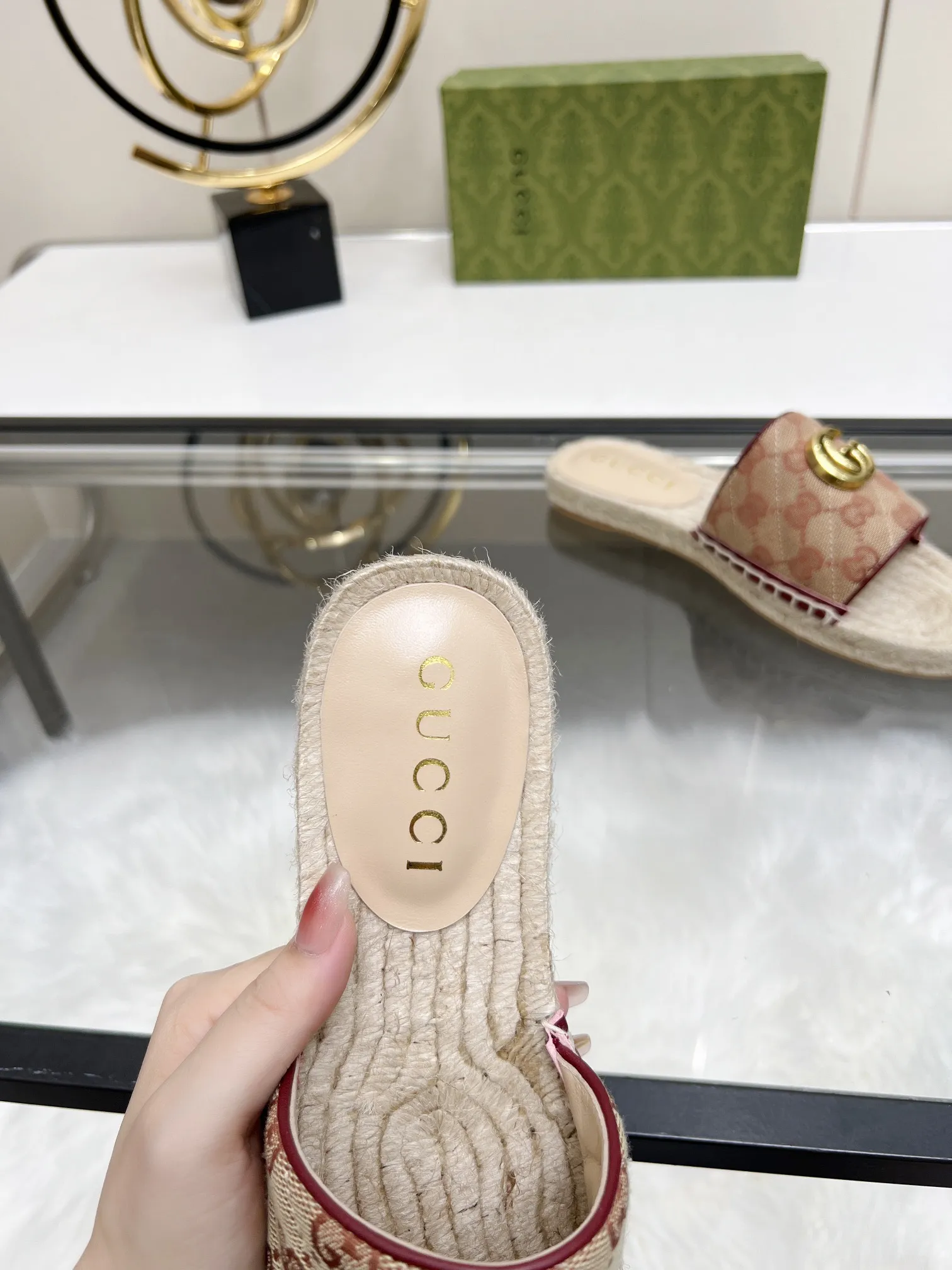 P150 GUCCI 古奇拖鞋渔夫鞋 新色 注塑一体草编底 ，高端品质 面料：双G进口布料内里：羊皮里 码数：35～42 布料款有 杏色 花色 粉色 黑色 蓝色 酒红色 香槟色 绿色 橘色 青色 满天星色 30多个颜色可选 后续很多颜色等待更新 ，，，，，，，