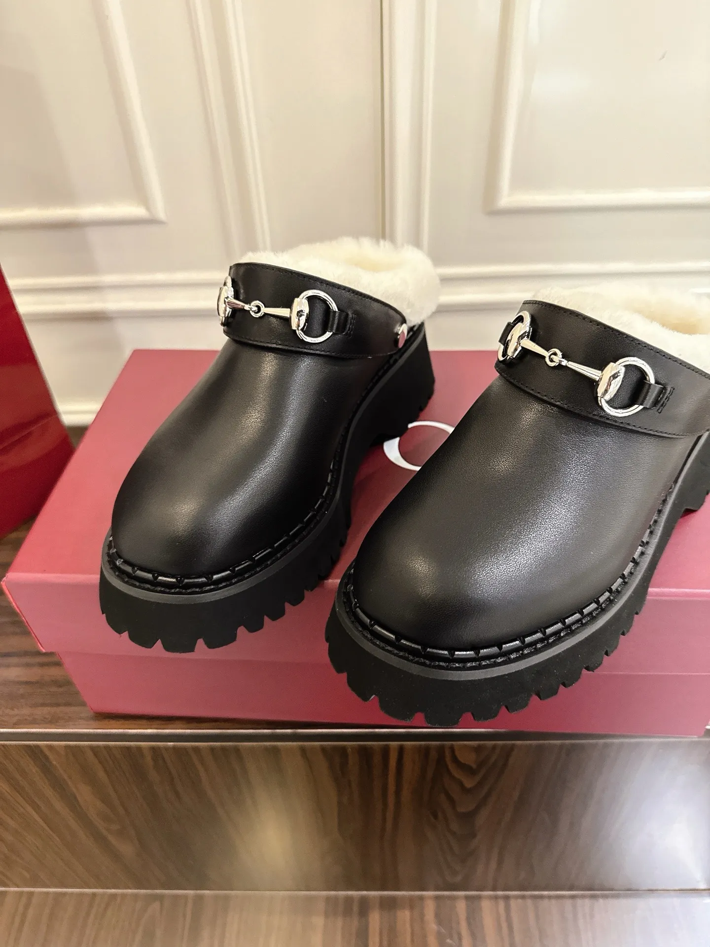 🌸P250💰 Gucci 饰马衔扣羊毛穆勒鞋沟纹底半拖 作为品牌对马术本源的致敬之作,马衔扣历经岁月洗礼之后,将厚重历史底蕴和现代时尚流行融合形成一体 牛皮面 底厚:5cm 码数:35-42#