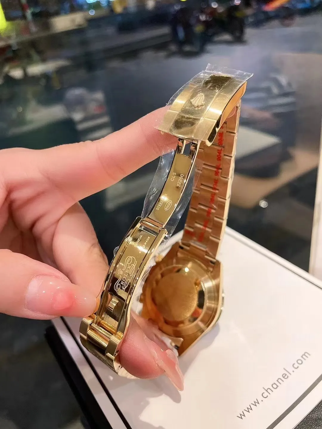 💰黄金586748 全新劳力士迪通拿彩虹款。型号:116599RBOW-116598RBOW-116595RBOW.彩虹迪通拿一表难求!镶嵌根据原厂颜色渐变过渡最协调的36颗宝石进行优化处理,高度、角度一致,折射效果非常漂亮。字面每个计时盘为光线的不同而发生折射,色泽鲜艳亮丽,独一无二。搭载进口石英机芯 (分别有星期 月份 24小时显示)Rolex钢实心链节蚝式易调节表带,抛光打磨精湛细腻。