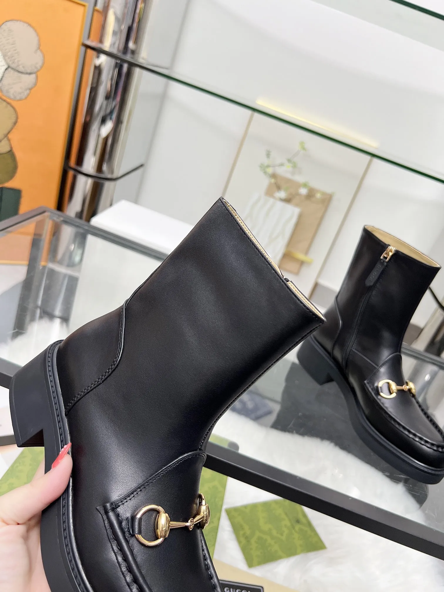 出厂价:290元 2025最新版古琦GUCCI 热卖✅ 🎉非常好搭配👍内侧拉链设计,方便穿脱‘品牌饰扣 跟高:6cm 面料:牛皮/开边珠 内里/垫脚:杏色牛里🐂 大底PPU材质 颜色:黑色 码数:34—40。34和41 42 需定做 包装:配有卡片 、布袋。