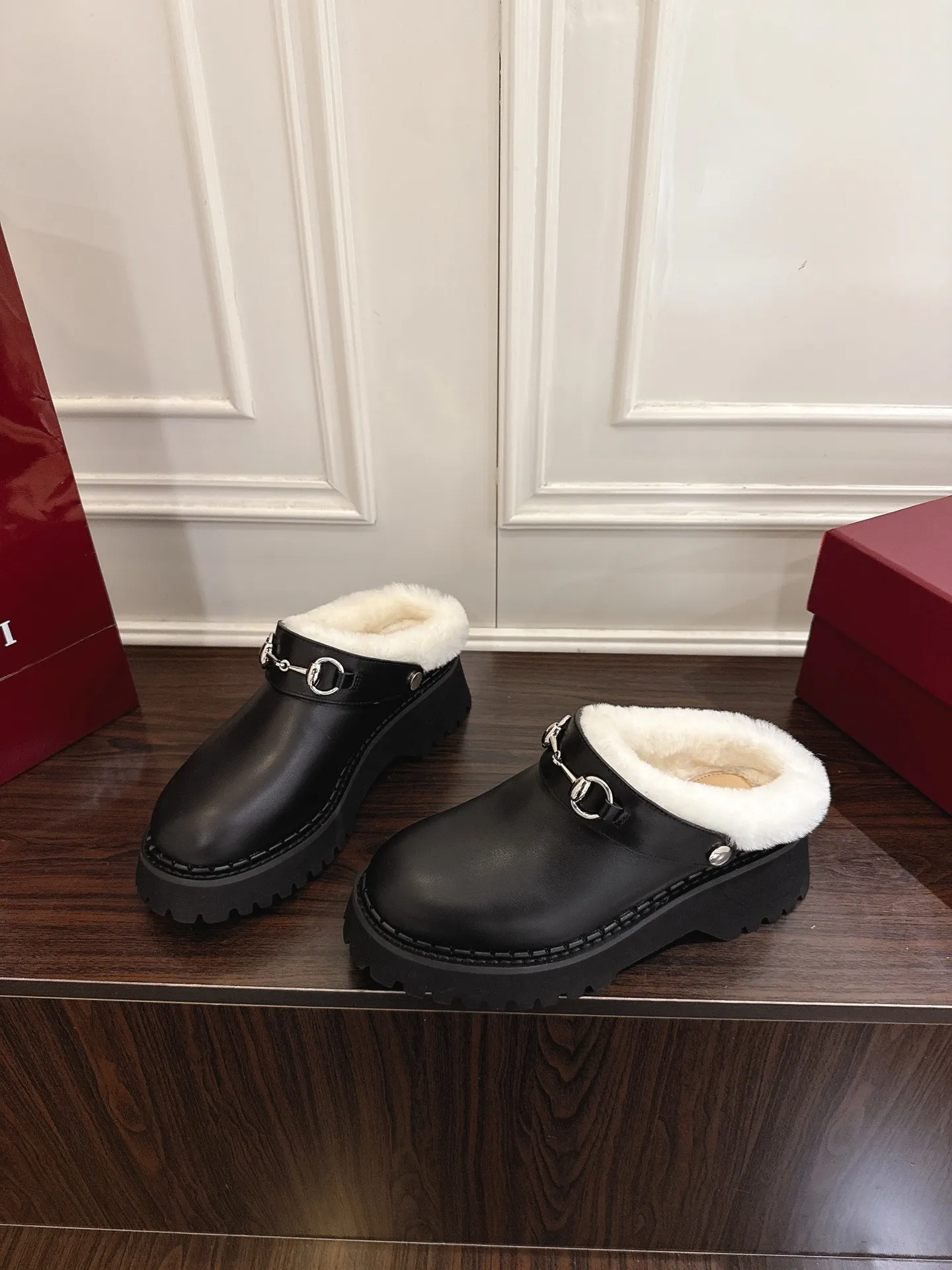 🌸P250💰 Gucci 饰马衔扣羊毛穆勒鞋沟纹底半拖 作为品牌对马术本源的致敬之作，马衔扣历经岁月洗礼之后，将厚重历史底蕴和现代时尚流行融合形成一体 牛皮面 底厚：5cm 码数：35-42#