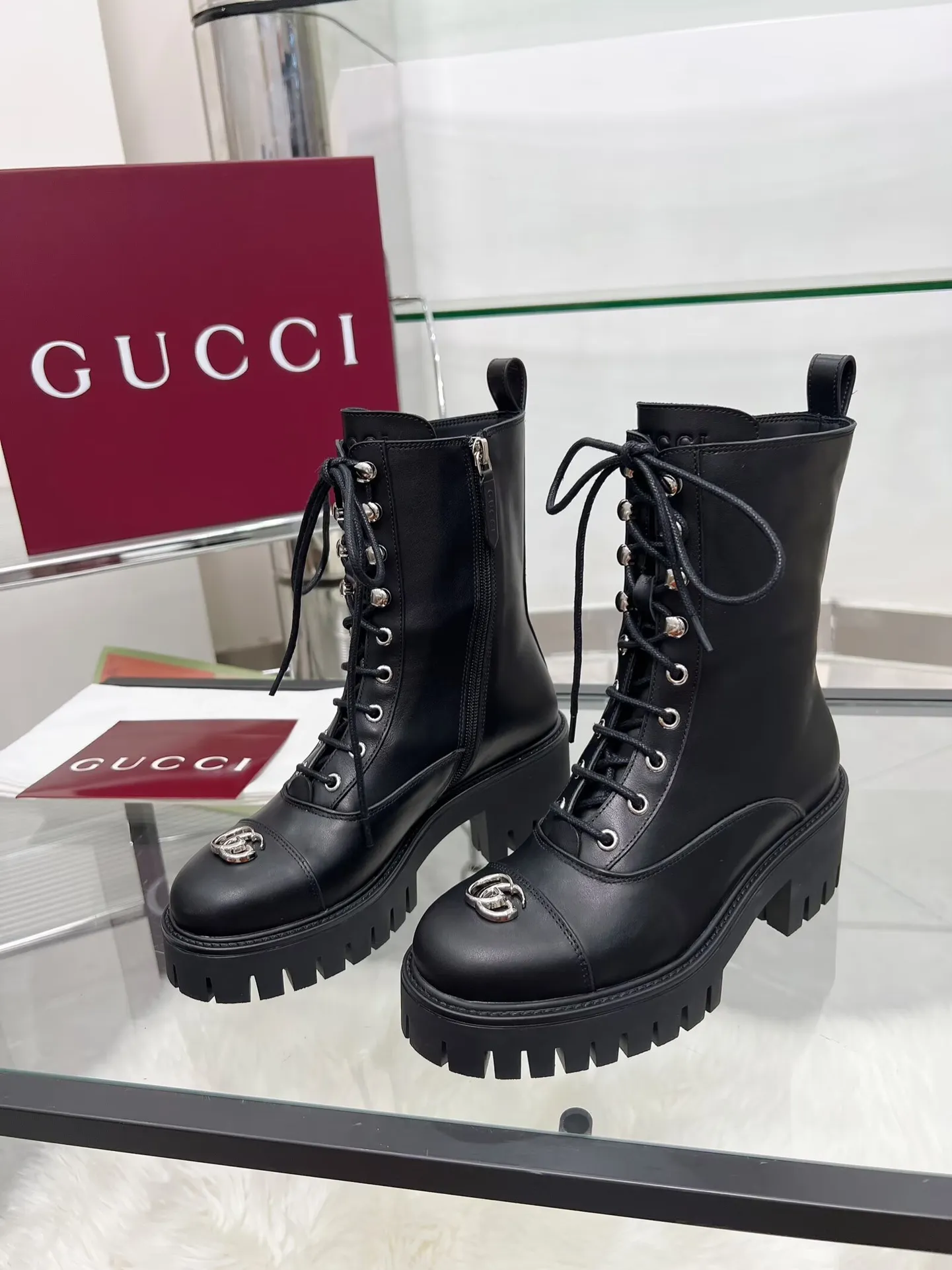 出厂价：320元 新版古琦GUCCI 热卖✅踝靴 🎉非常好搭配👍特显复古英伦风，高级3D印花、正面古琦饰扣装饰💎LOGO✅ 面料：进口牛皮🐂 内里/垫脚：牛里 颜色：黑色 绿色 码数：35&mdash;42｛2头需定做｝ 跟高：5cm TPU大底 包装：配有卡片、布袋。