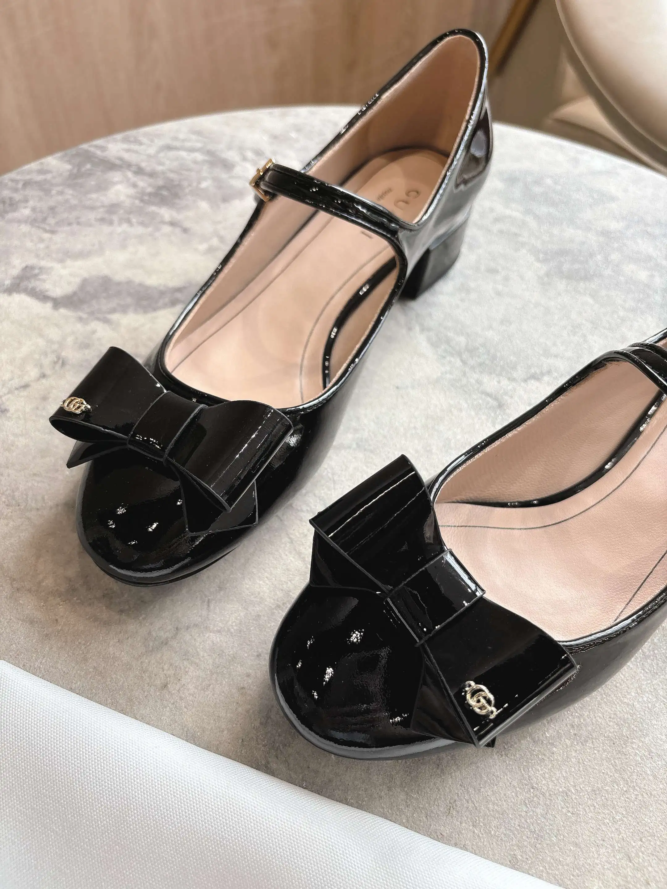 1168-1 黑¥260(35-42)这款女士芭蕾平底鞋采用光面漆皮匠心打造,点缀饰有品牌标志性双G的优雅蝴蝶结细节,彰显精致设计。经典廓形经以当代视角焕新演绎,融蕴Gucci经典元素,彰显柔美气质。 黑色漆皮 饰双G蝴蝶结细节 踝部可调节搭扣开合 低跟 高度:2.5厘米