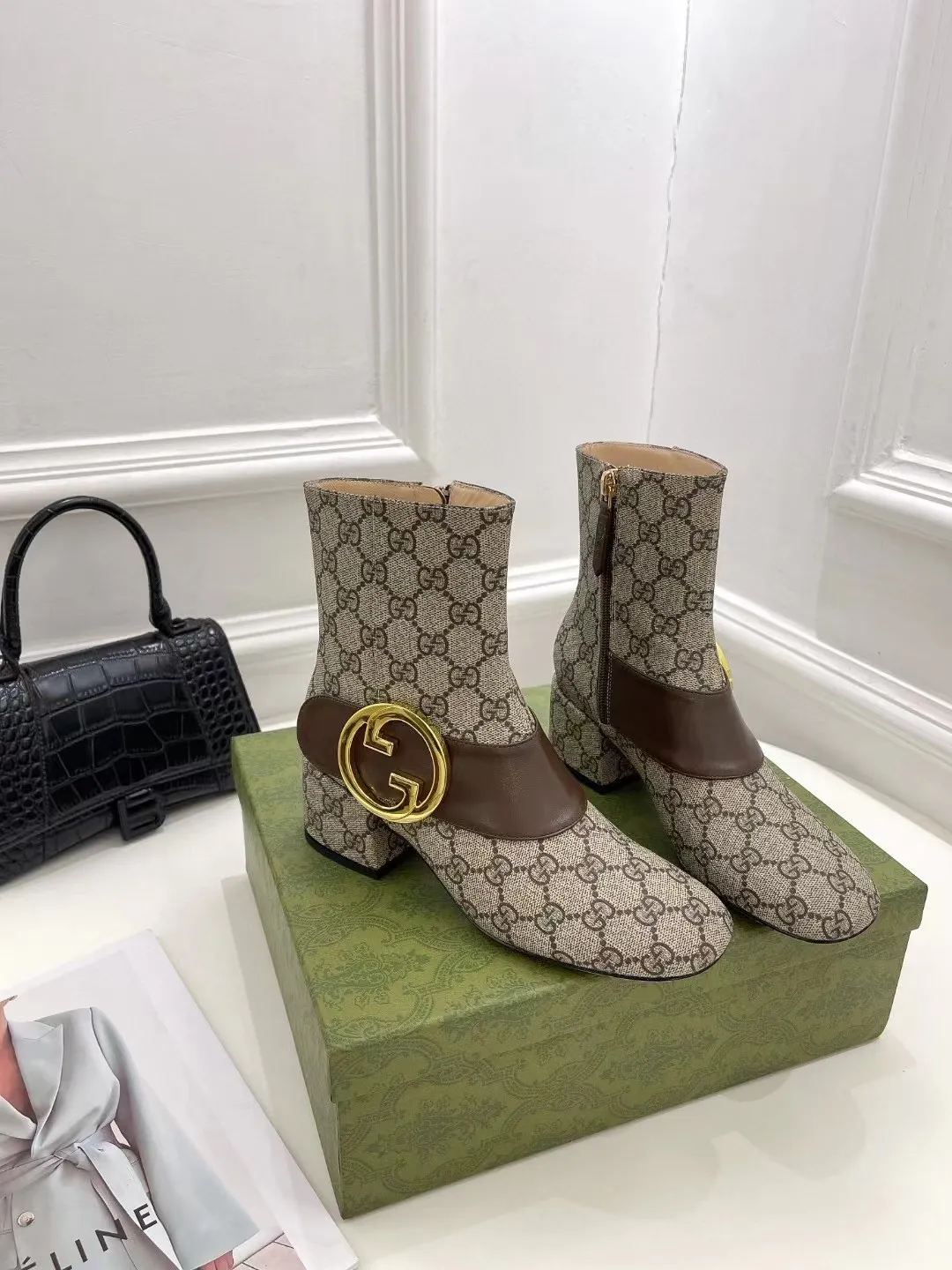 GUCCI 古奇 时尚大爆款 巧妙运用方形鞋头GG扣等设计时尚风范 面料:磨砂羊京 内里:垫脚 进口羊皮 跟高:5.5cm 意大利真皮大底一比一生产 码数:35—42码 备注: 40 41 42 定做 p320