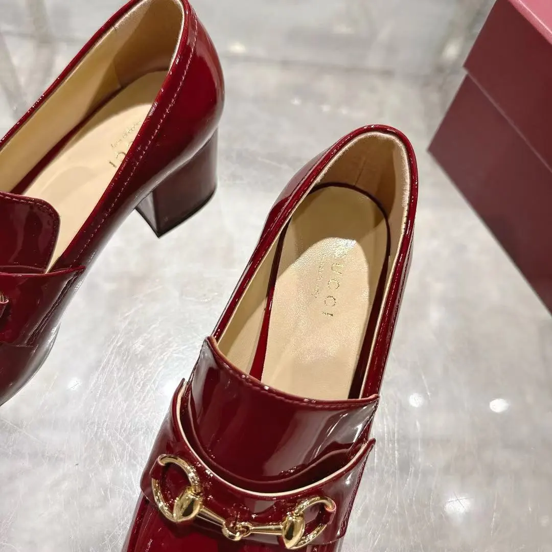 长期有货 GUCCI 古奇 浅口乐福鞋巧妙运用圆形鞋头等设计时尚风范 面料:进口软牛漆皮和进口羊皮 内里:垫脚 进口羊皮 跟高:5.5 码数:35—42码 备注: 40 41 42 定做 工厂直批260