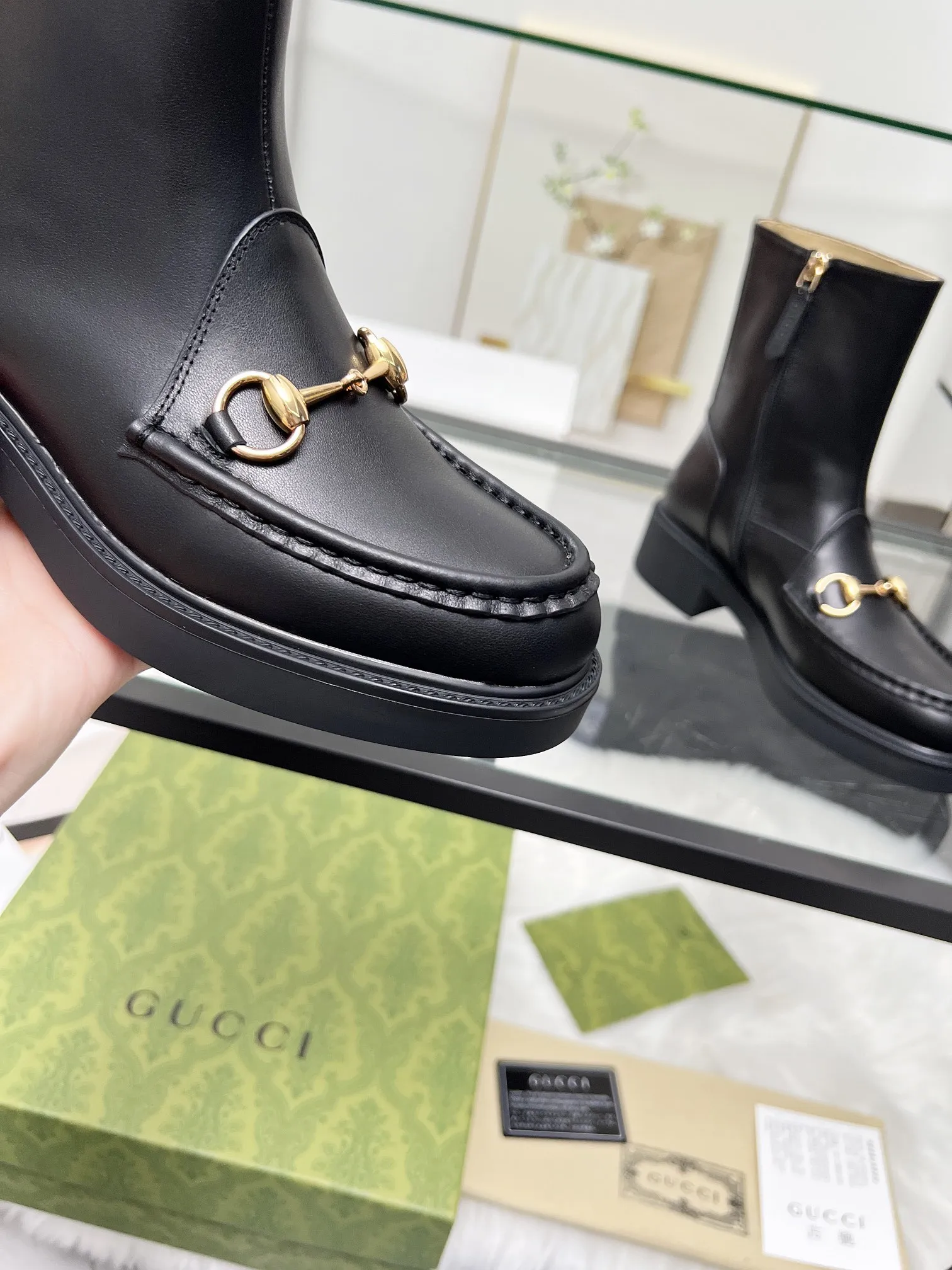 出厂价:290元 2025最新版古琦GUCCI 热卖✅ 🎉非常好搭配👍内侧拉链设计,方便穿脱‘品牌饰扣 跟高:6cm 面料:牛皮/开边珠 内里/垫脚:杏色牛里🐂 大底PPU材质 颜色:黑色 码数:34—40。34和41 42 需定做 包装:配有卡片 、布袋。