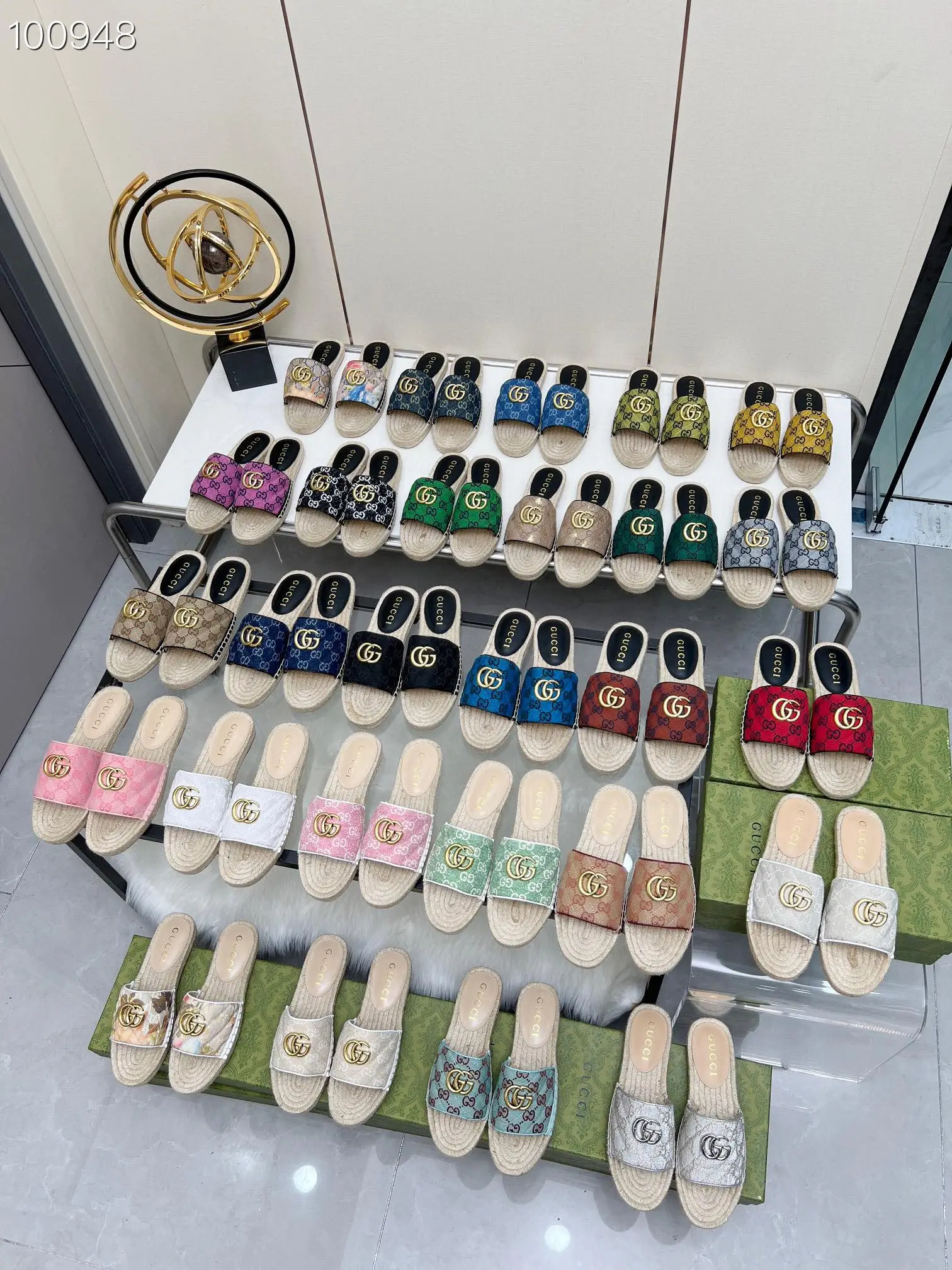 P150 GUCCI 古奇拖鞋渔夫鞋 新色 注塑一体草编底 ，高端品质 面料：双G进口布料内里：羊皮里 码数：35～42 布料款有 杏色 花色 粉色 黑色 蓝色 酒红色 香槟色 绿色 橘色 青色 满天星色 30多个颜色可选 后续很多颜色等待更新 ，，，，，，，