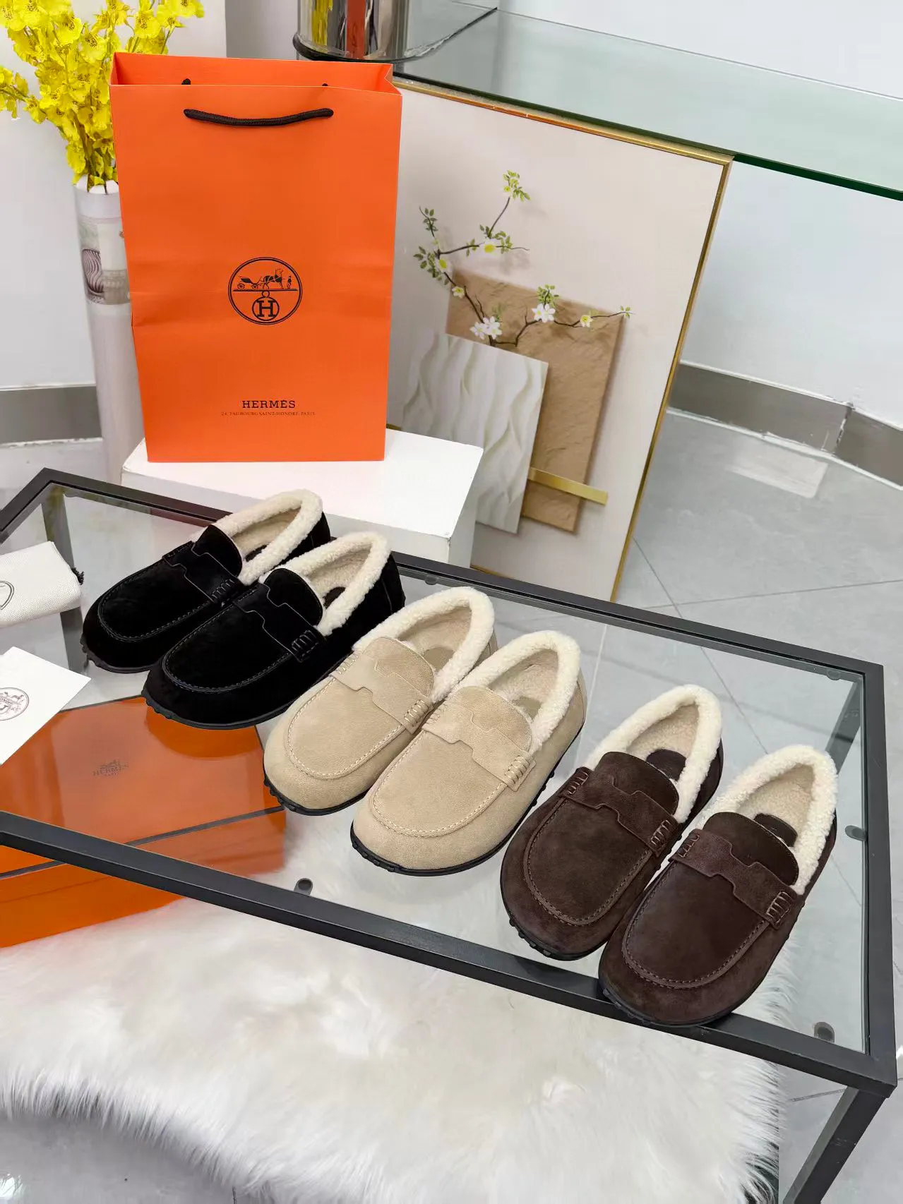 p250秋冬新色|GUCCI✨古驰这款平底羊毛鞋也太高级了吧! 作为设计传承的经典代表 每一处细节都在诉说优雅 鞋面采用标志性GG字母绒面牛皮 质感满满,经典永不过时✨ 内里与垫脚均为柔软羊毛 秋冬上脚温暖又舒适 防滑GG图案橡胶底 日常出行轻便不累脚 廓形流畅,轻松搭出高级感~ 码数:35-39常规码 (40/41码可定制,不退换哦) #GUCCI #秋冬新品 #高级感穿搭 #轻奢平底鞋