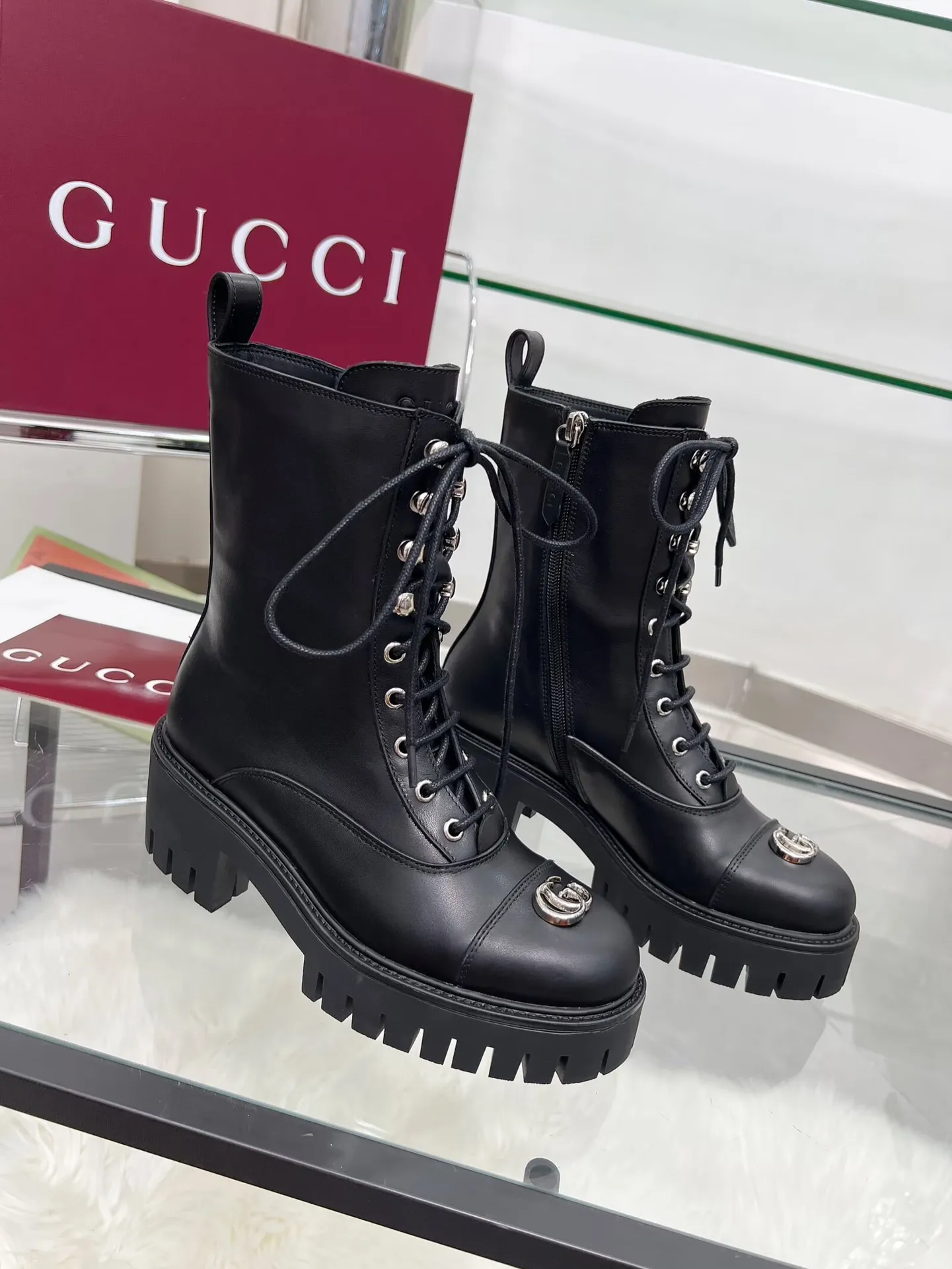 出厂价：320元 新版古琦GUCCI 热卖✅踝靴 🎉非常好搭配👍特显复古英伦风，高级3D印花、正面古琦饰扣装饰💎LOGO✅ 面料：进口牛皮🐂 内里/垫脚：牛里 颜色：黑色 绿色 码数：35&mdash;42｛2头需定做｝ 跟高：5cm TPU大底 包装：配有卡片、布袋。