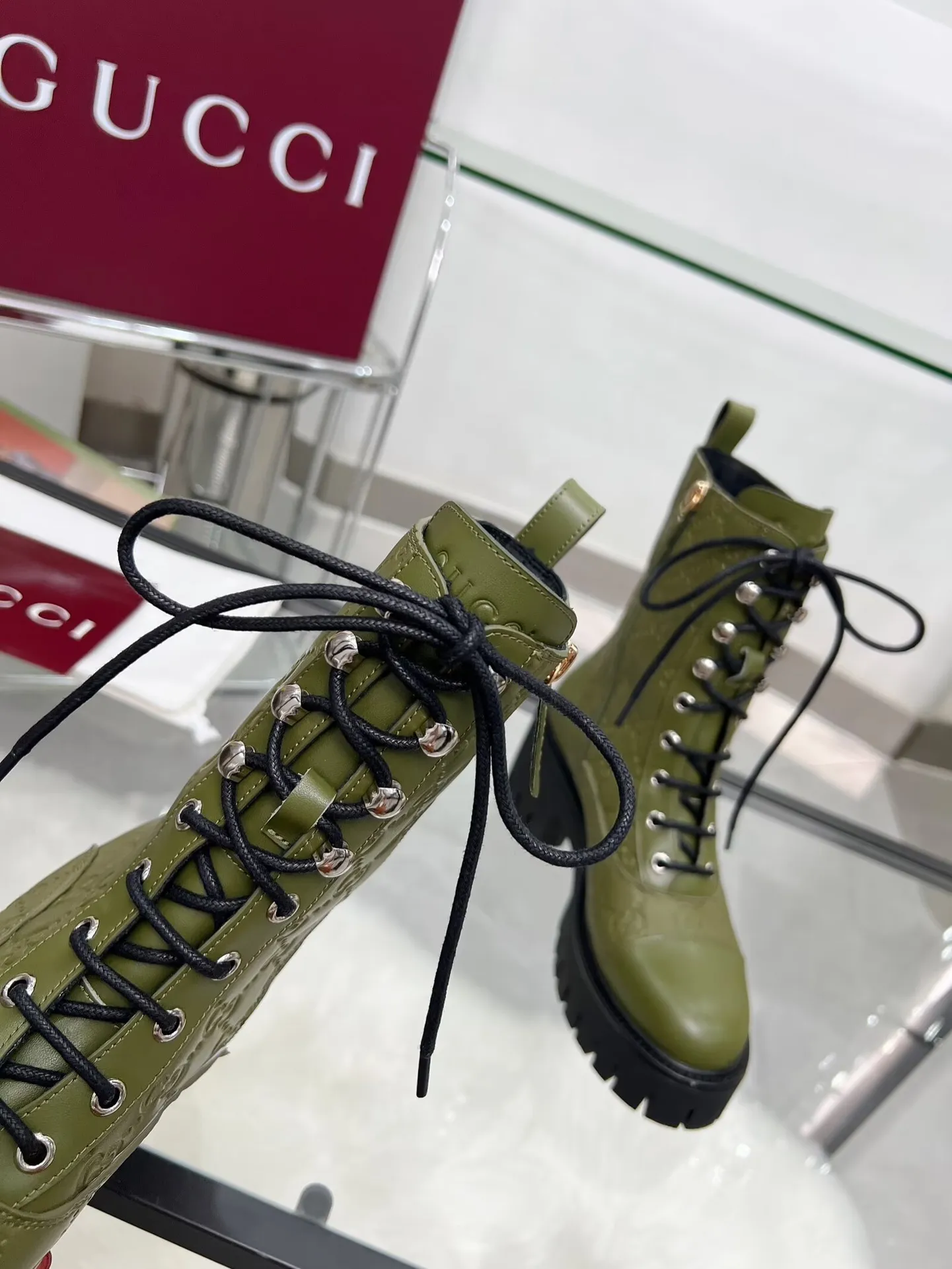 出厂价:320元 新版古琦GUCCI 热卖✅踝靴 🎉非常好搭配👍特显复古英伦风,高级3D印花、正面古琦饰扣装饰💎LOGO✅ 面料:进口牛皮🐂 内里/垫脚:牛里 颜色:黑色 绿色 码数:35—42{2头需定做} 跟高:5cm TPU大底 包装:配有卡片、布袋。