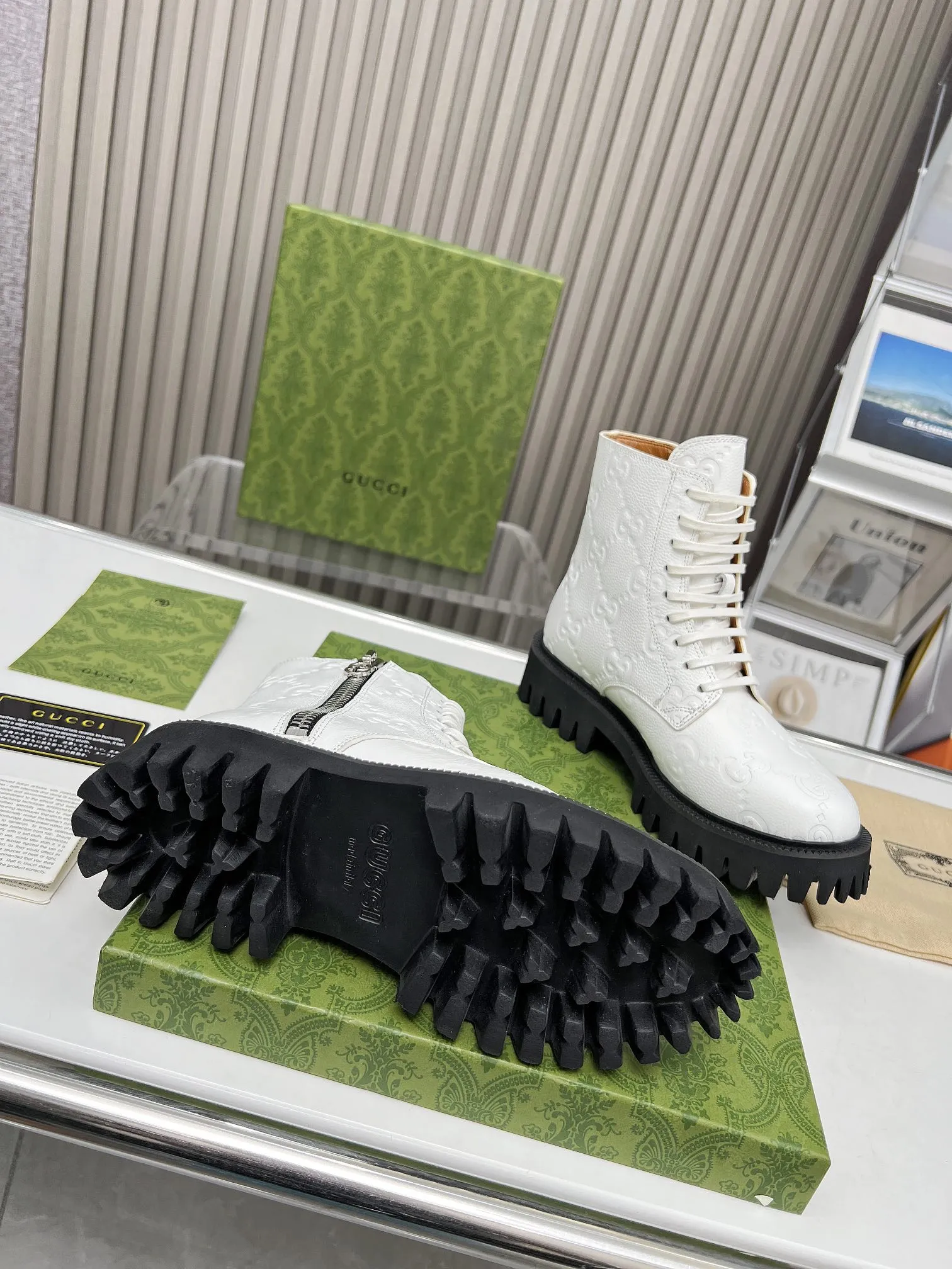 ❤️P250💰 Gucci 2023超酷马丁靴,GG标识在新推系列继续绽放异彩,舒适和轻在这款女士皮靴上匠心呈现。经典GG图案由品牌创始人Guccio Gucci先生的姓名演化而来,在20世纪30年代开始使用,历经近一个世纪的发展依然为品牌探索全新表达提供灵感。 码数:35-43#
