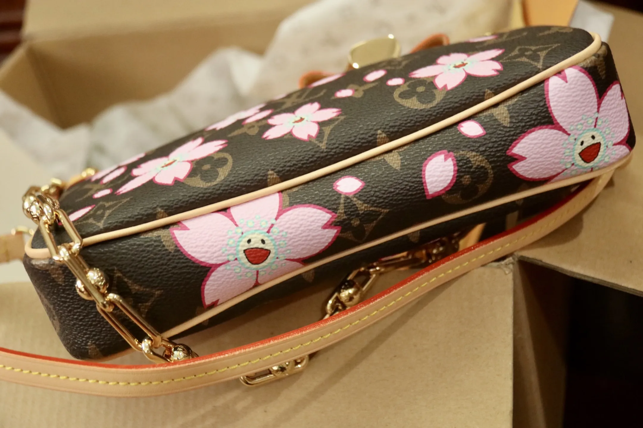 M13666樱花 🌟P350 本款 Pochette Accessoires 手袋为经典 Monogram 帆布融入村上隆笔下的明媚 Cherry Blossom 图案,以玩趣格调道出路易威登 x 村上隆复刻系列的鲜明元素。皮革蝴蝶结与 LV 铭纹挂锁点亮上缘,耀目饰钉与可拆卸链条注入一丝不羁气息。13 x 4 x 22 厘米