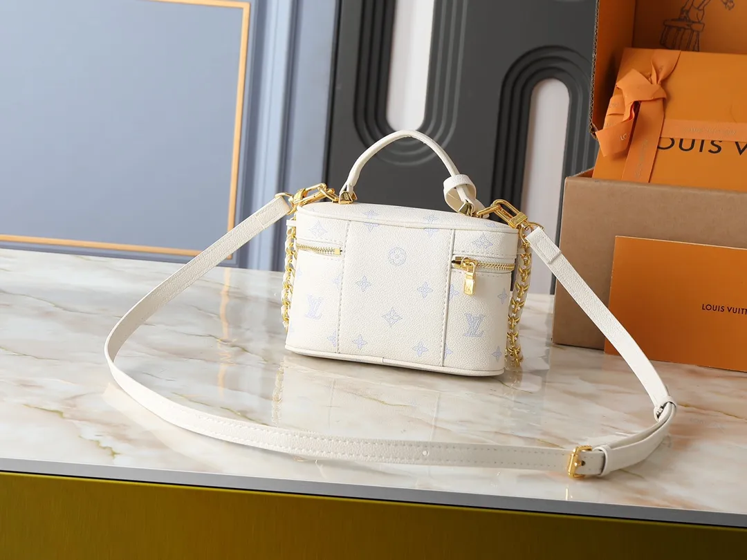 P157💰升级原版 M27744 M47125 本款Vanity Chain Pouch 手袋汲取路易威登典藏硬箱的造型灵感，凝练品牌的旅行精神。Monogram Empreinte 皮革浸染典雅色调，LV 铭纹挂锁道出品牌身份。可拆卸肩带与链条灵活切换背携风尚，轻松收纳小号零钱包、太阳眼镜等随身物品。尺寸:11.5 x 6.5 x 19 厘米(高 x 宽 x 长度)