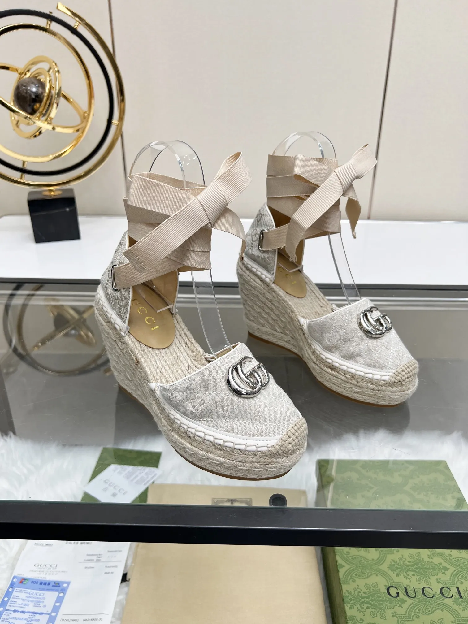 p210 GUCCI 古奇坡跟渔夫凉鞋 厚底草编 高端品质 面料:双G面料电绣 内里:混种羊皮里 码数:35~42 颜色:米白色 各位新老客户图片已经更新请转图更换 坡跟升级版目前有40多个颜色 转图大卖