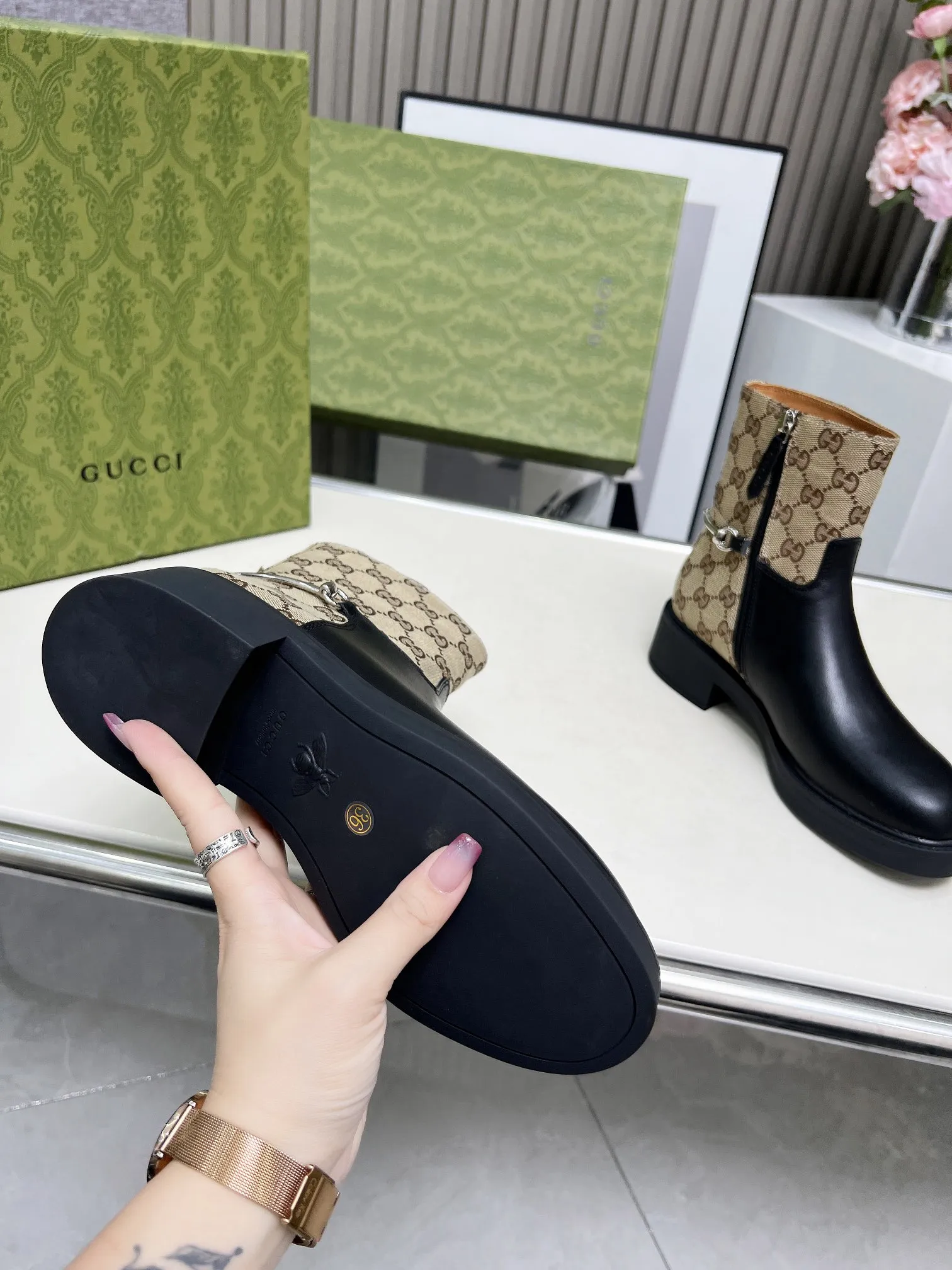 ❤️P260💰 Gucci古奇女士修长造型马衔扣踝靴， 这款靴子以优质亮面皮革匠心打造，巧妙融入修长造型马衔扣细节，致敬品牌源远流长的马术传承。经典廓形精致考究，诠释Gucci优雅美学。 面料：牛皮+牛里 码数：35-42#