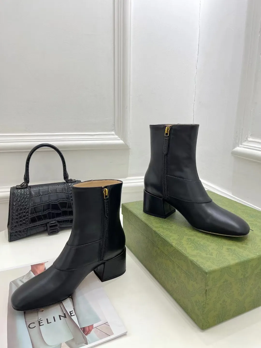 GUCCI 古奇 时尚大爆款 巧妙运用方形鞋头GG扣等设计时尚风范 面料：粒面牛皮/羊皮 内里：垫脚 进口羊皮 跟高：5.5cm 意大利真皮大底一比一生产 码数:35&mdash;42码 备注: 40 41 42 定做 工厂直批320