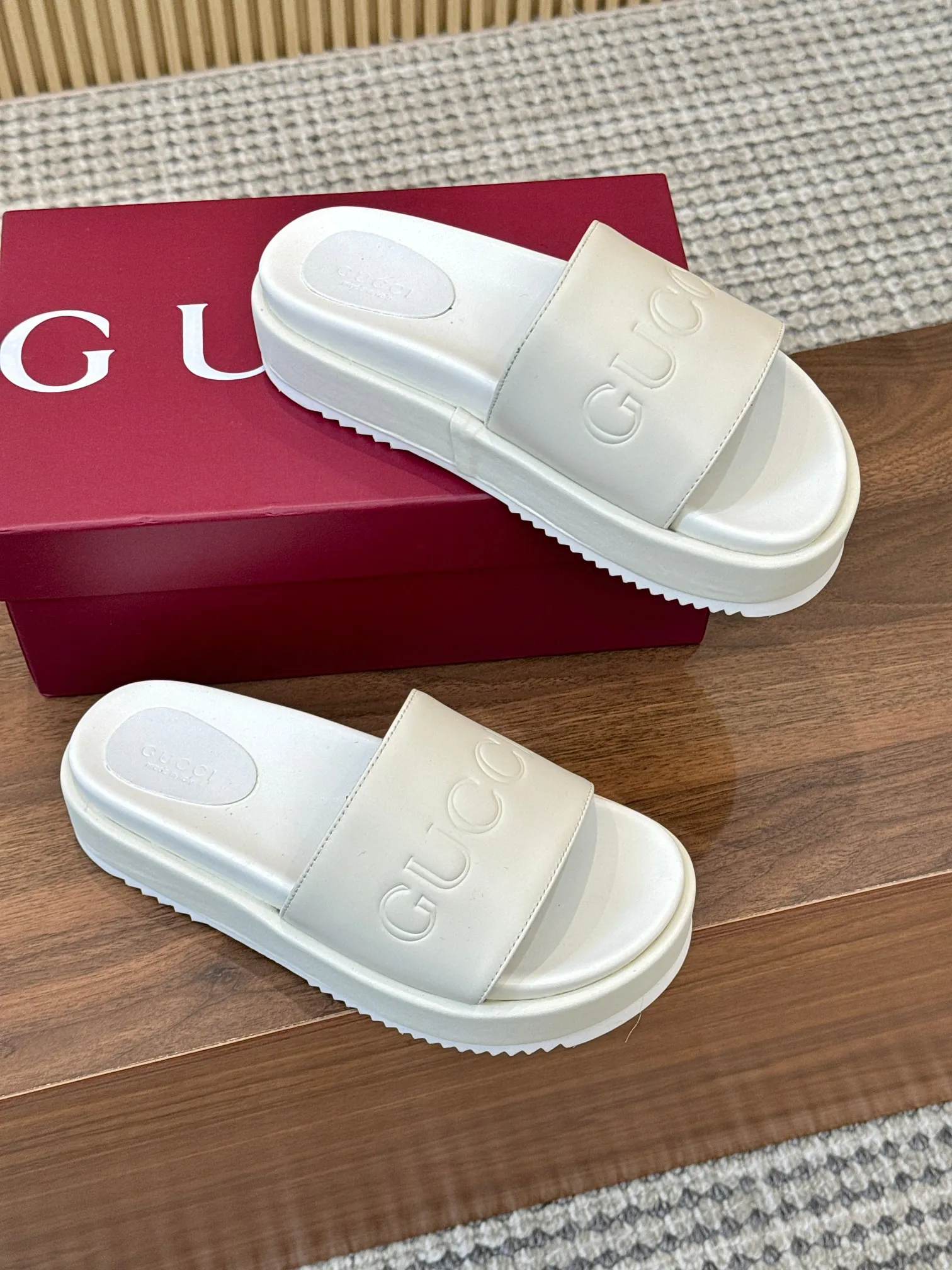 🔥【p200】全年出货，】古驰Gucci最新限量厚底拖鞋 。顶级品质发售 购入正品开发 . 材质.工艺与原版一致 鞋面：原版特殊印刷工艺印花 内里：透染羊皮 大底：意大利私模大底 码数：35-43M标准码 41，42，43又订做，不退换 底厚：5.5cm 前掌4cm