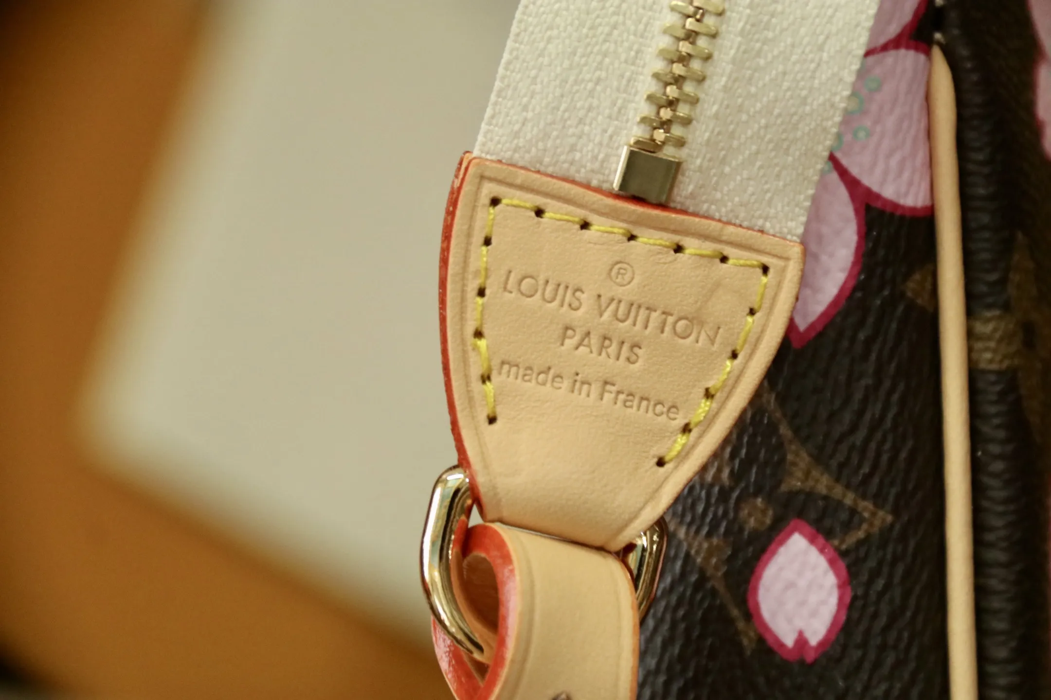 M13666樱花 🌟P350 本款 Pochette Accessoires 手袋为经典 Monogram 帆布融入村上隆笔下的明媚 Cherry Blossom 图案,以玩趣格调道出路易威登 x 村上隆复刻系列的鲜明元素。皮革蝴蝶结与 LV 铭纹挂锁点亮上缘,耀目饰钉与可拆卸链条注入一丝不羁气息。13 x 4 x 22 厘米