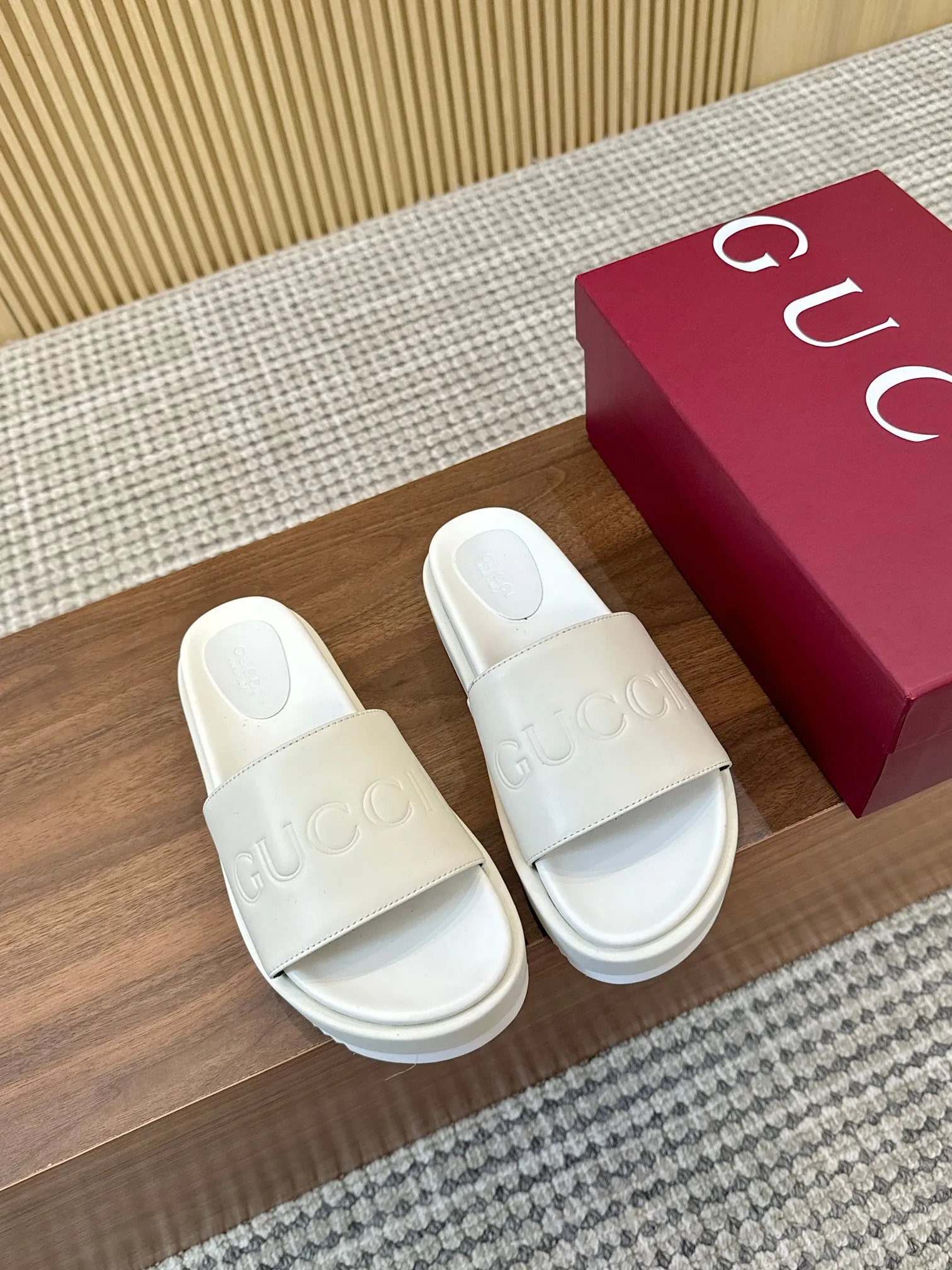 🔥【p200】全年出货,】古驰Gucci最新限量厚底拖鞋 。顶级品质发售 购入正品开发 . 材质.工艺与原版一致 鞋面:原版特殊印刷工艺印花 内里:透染羊皮 大底:意大利私模大底 码数:35-43M标准码 41,42,43又订做,不退换 底厚:5.5cm 前掌4cm