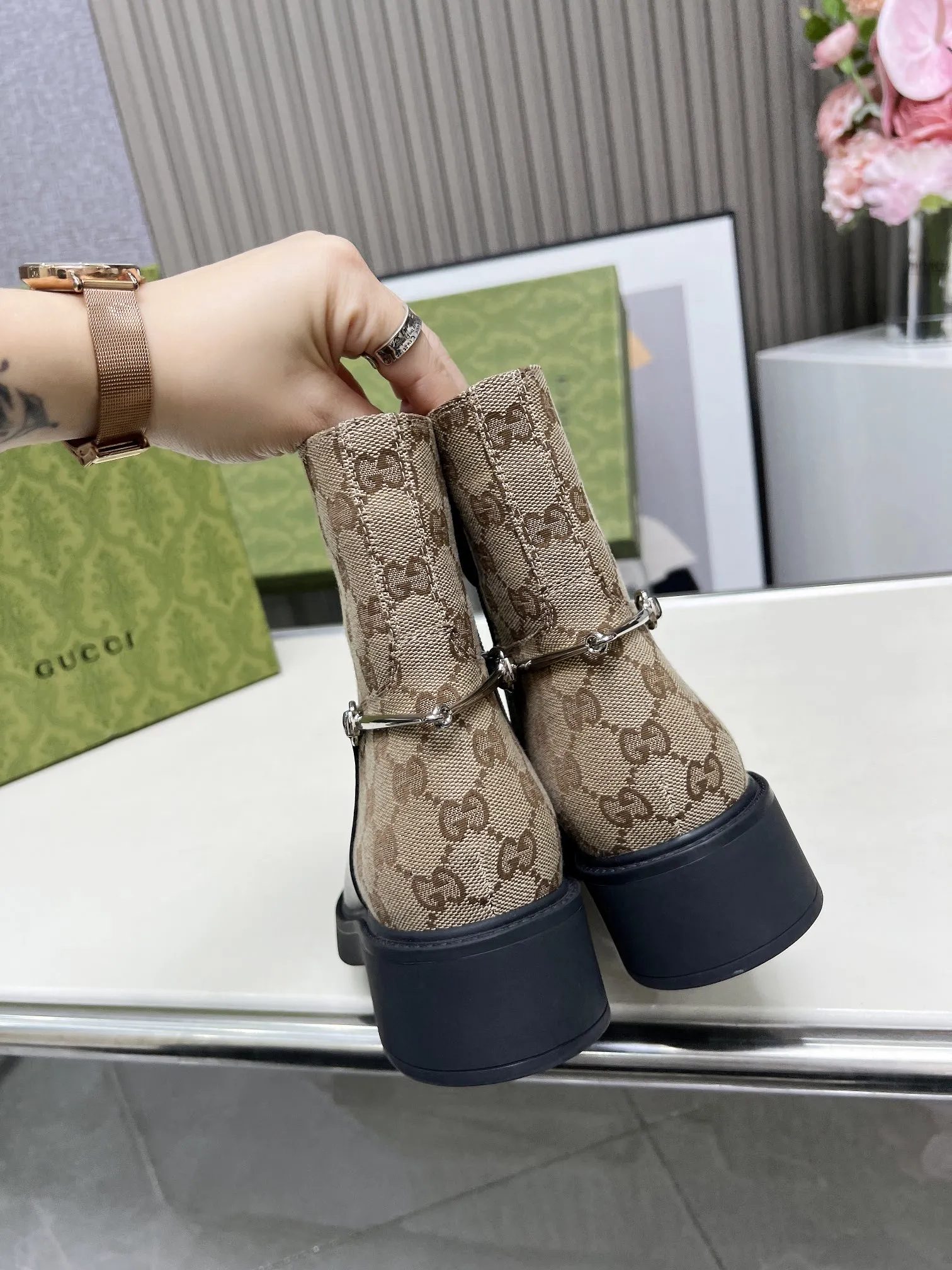 ❤️P260💰 Gucci古奇女士修长造型马衔扣踝靴, 这款靴子以优质亮面皮革匠心打造,巧妙融入修长造型马衔扣细节,致敬品牌源远流长的马术传承。经典廓形精致考究,诠释Gucci优雅美学。 面料:牛皮+牛里 码数:35-42#