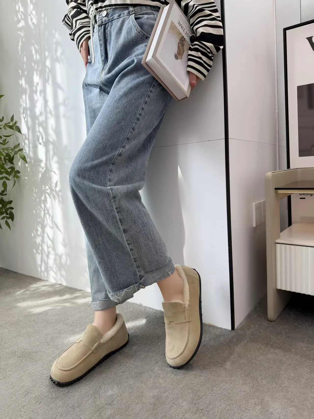 p250秋冬新色｜GUCCI✨古驰这款平底羊毛鞋也太高级了吧！ 作为设计传承的经典代表 每一处细节都在诉说优雅 鞋面采用标志性GG字母绒面牛皮 质感满满，经典永不过时✨ 内里与垫脚均为柔软羊毛 秋冬上脚温暖又舒适 防滑GG图案橡胶底 日常出行轻便不累脚 廓形流畅，轻松搭出高级感～ 码数：35-39常规码 （40/41码可定制，不退换哦） #GUCCI #秋冬新品 #高级感穿搭 #轻奢平底鞋