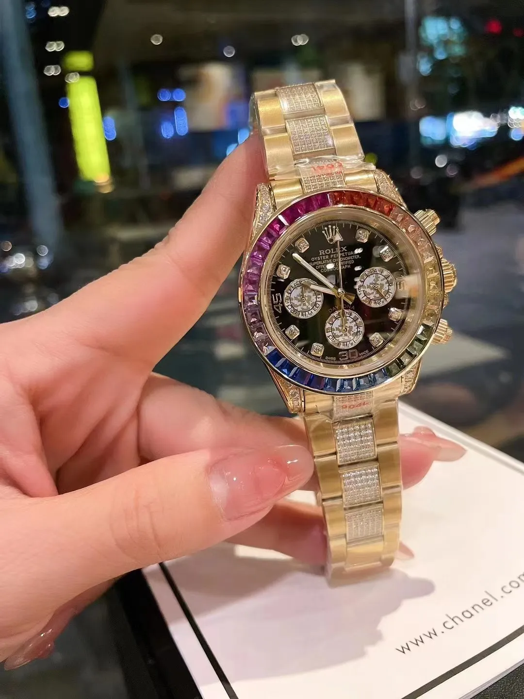 💰黄金586748 全新劳力士迪通拿彩虹款。型号：116599RBOW-116598RBOW-116595RBOW.彩虹迪通拿一表难求！镶嵌根据原厂颜色渐变过渡最协调的36颗宝石进行优化处理，高度、角度一致，折射效果非常漂亮。字面每个计时盘为光线的不同而发生折射，色泽鲜艳亮丽，独一无二。搭载进口石英机芯 (分别有星期 月份 24小时显示)Rolex钢实心链节蚝式易调节表带，抛光打磨精湛细腻。