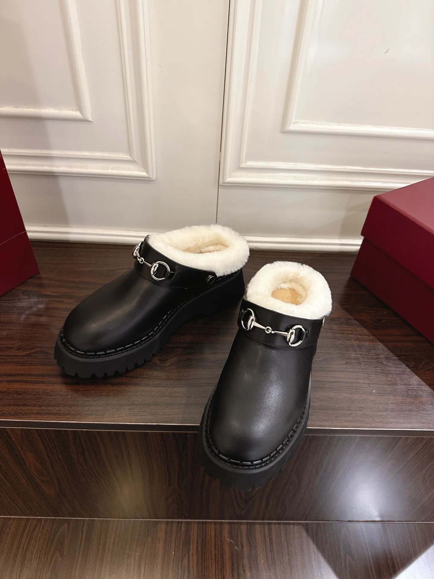 🌸P250💰 Gucci 饰马衔扣羊毛穆勒鞋沟纹底半拖 作为品牌对马术本源的致敬之作,马衔扣历经岁月洗礼之后,将厚重历史底蕴和现代时尚流行融合形成一体 牛皮面 底厚:5cm 码数:35-42#