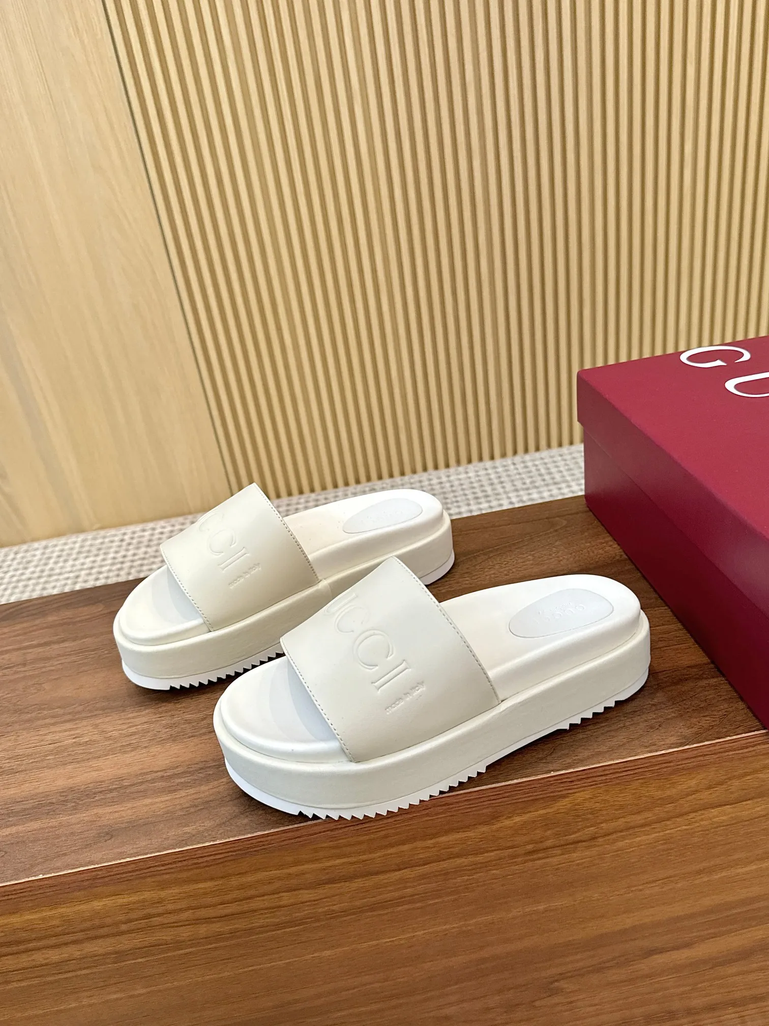 🔥【p200】全年出货,】古驰Gucci最新限量厚底拖鞋 。顶级品质发售 购入正品开发 . 材质.工艺与原版一致 鞋面:原版特殊印刷工艺印花 内里:透染羊皮 大底:意大利私模大底 码数:35-43M标准码 41,42,43又订做,不退换 底厚:5.5cm 前掌4cm