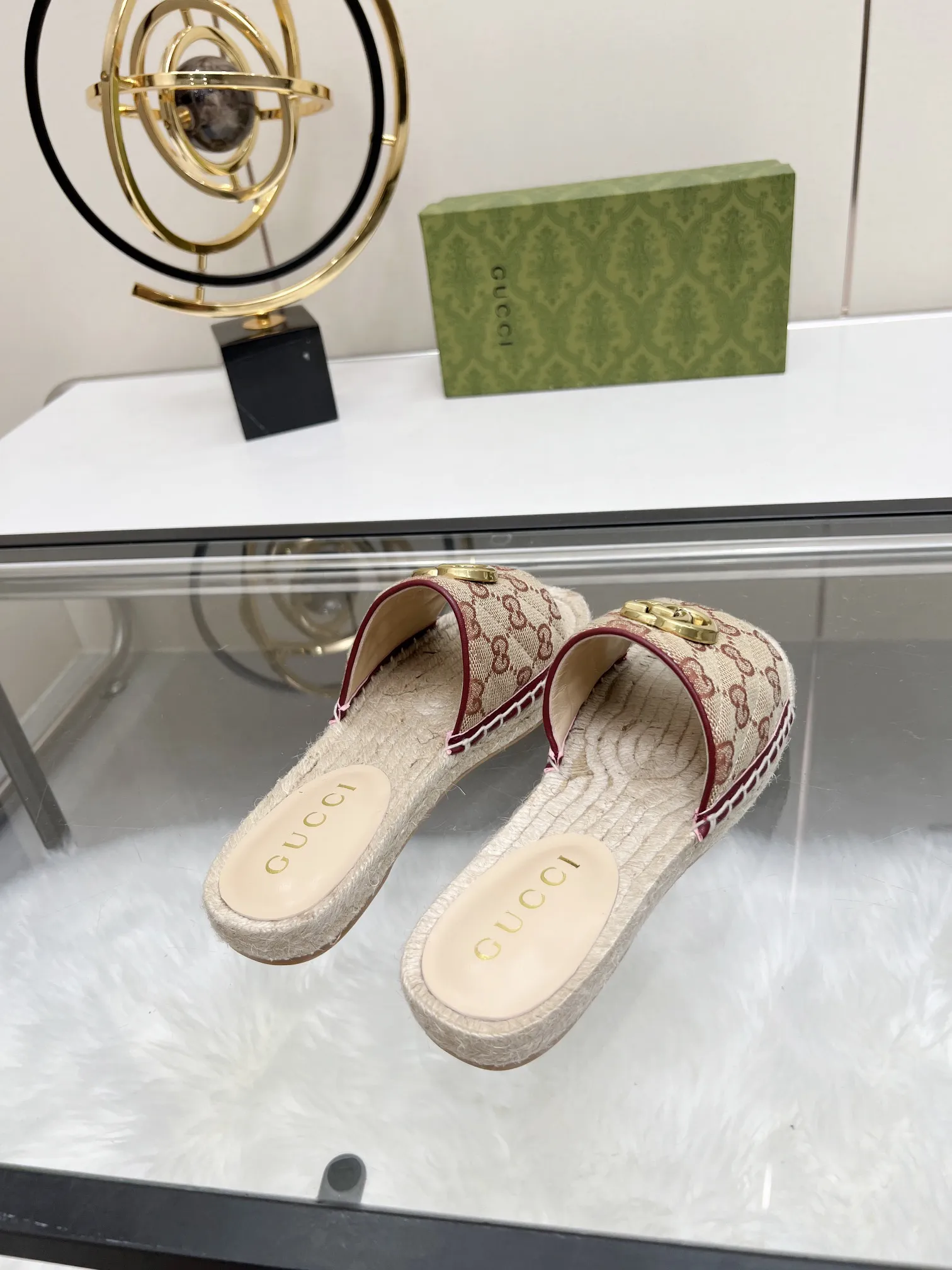 P150 GUCCI 古奇拖鞋渔夫鞋 新色 注塑一体草编底 ,高端品质 面料:双G进口布料内里:羊皮里 码数:35~42 布料款有 杏色 花色 粉色 黑色 蓝色 酒红色 香槟色 绿色 橘色 青色 满天星色 30多个颜色可选 后续很多颜色等待更新 ,,,,,,,