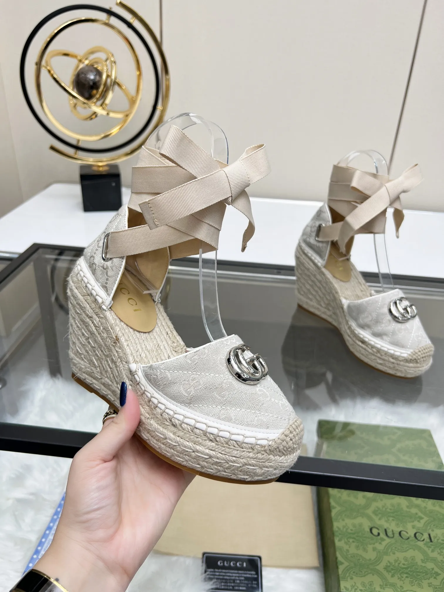 p210 GUCCI 古奇坡跟渔夫凉鞋 厚底草编 高端品质 面料:双G面料电绣 内里:混种羊皮里 码数:35~42 颜色:米白色 各位新老客户图片已经更新请转图更换 坡跟升级版目前有40多个颜色 转图大卖