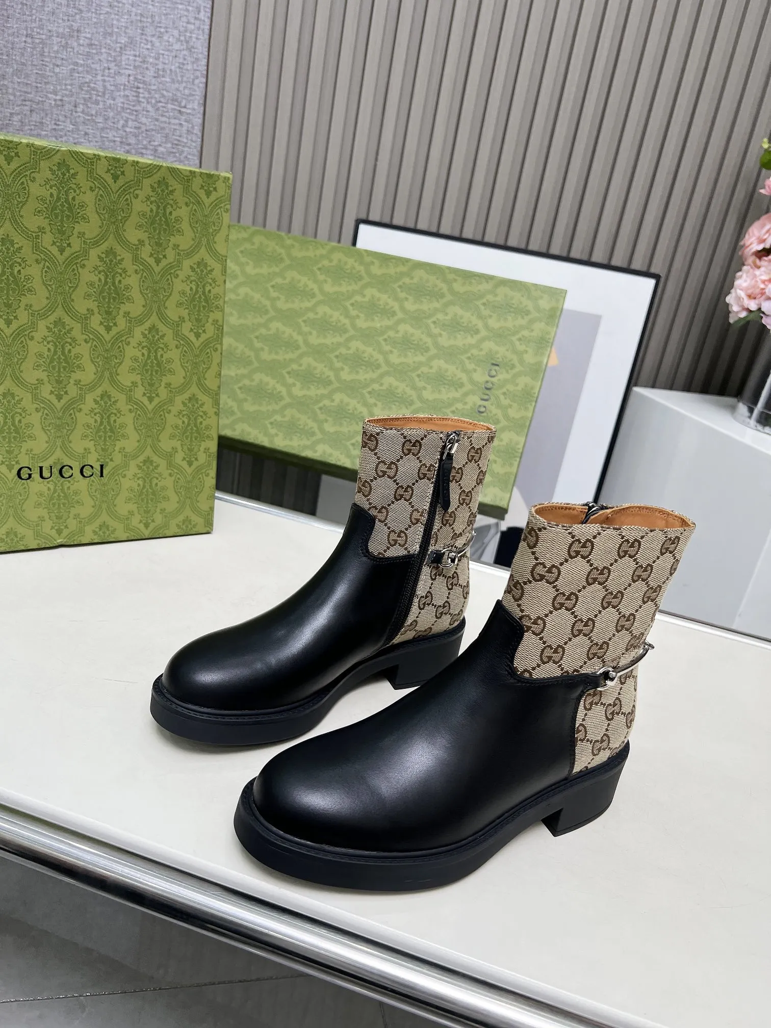 ❤️P260💰 Gucci古奇女士修长造型马衔扣踝靴, 这款靴子以优质亮面皮革匠心打造,巧妙融入修长造型马衔扣细节,致敬品牌源远流长的马术传承。经典廓形精致考究,诠释Gucci优雅美学。 面料:牛皮+牛里 码数:35-42#