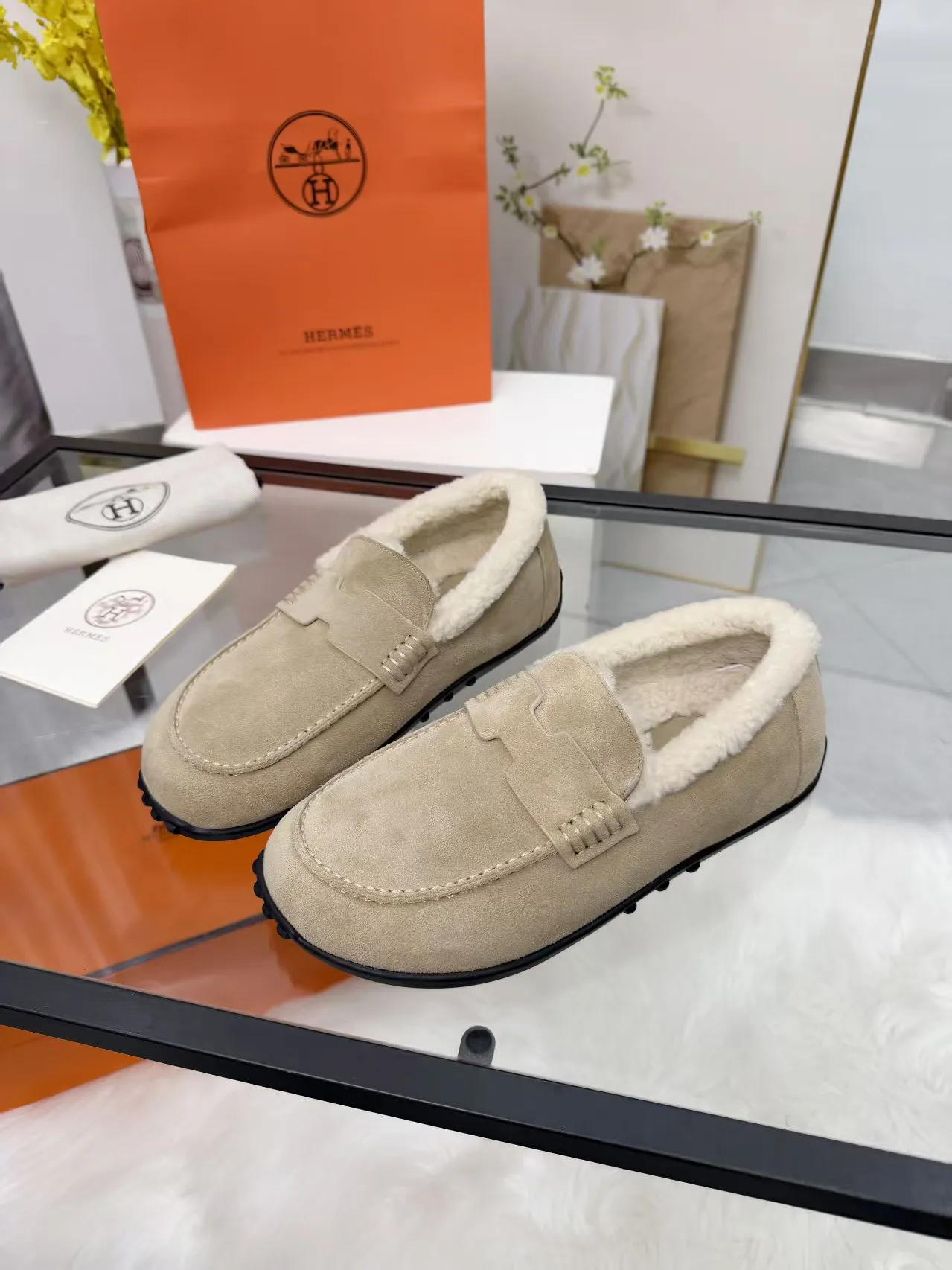 p250秋冬新色｜GUCCI✨古驰这款平底羊毛鞋也太高级了吧！ 作为设计传承的经典代表 每一处细节都在诉说优雅 鞋面采用标志性GG字母绒面牛皮 质感满满，经典永不过时✨ 内里与垫脚均为柔软羊毛 秋冬上脚温暖又舒适 防滑GG图案橡胶底 日常出行轻便不累脚 廓形流畅，轻松搭出高级感～ 码数：35-39常规码 （40/41码可定制，不退换哦） #GUCCI #秋冬新品 #高级感穿搭 #轻奢平底鞋