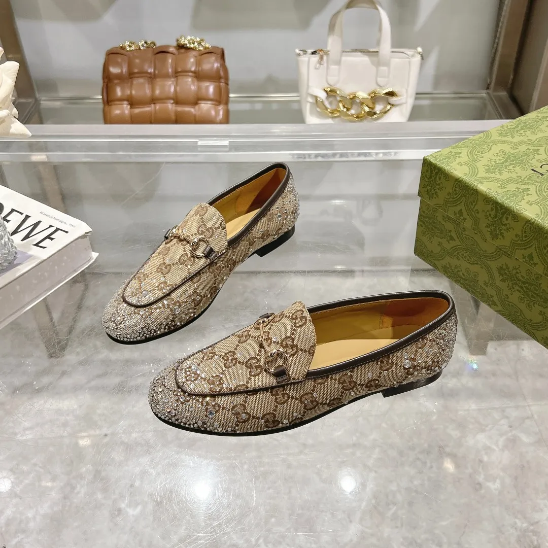 1819-1 杏G钻 ¥280(35-41)作为Gucci设计传承的杰出代表,Jordaan系列饰马衔扣乐福鞋生动彰显经典优雅格调。这款鞋履采用品牌标志性字母图案帆布,成就隽永经典。这款鞋履材质柔软,廓形精致流畅,彰显日常优雅风范。 米色和深棕色GG帆布 女士 浅金色调配件 马衔扣 多刻面水晶细节 皮革鞋底 平底