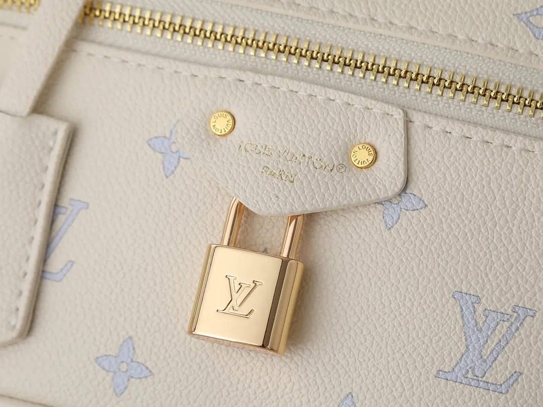 P157💰升级原版 M27744 M47125 本款Vanity Chain Pouch 手袋汲取路易威登典藏硬箱的造型灵感，凝练品牌的旅行精神。Monogram Empreinte 皮革浸染典雅色调，LV 铭纹挂锁道出品牌身份。可拆卸肩带与链条灵活切换背携风尚，轻松收纳小号零钱包、太阳眼镜等随身物品。尺寸:11.5 x 6.5 x 19 厘米(高 x 宽 x 长度)