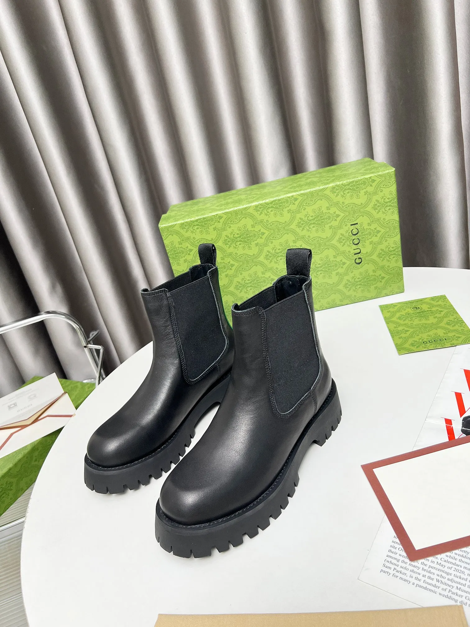 🌸P260💰 Gucci马丁靴 典藏图案继续在Gucci全新系列中大放异彩。全新系列匠心呈献马衔扣配件，彰显品牌马术传承。这款女士靴子采用皮革制作，搭配橡胶沟纹鞋底。 面料：进口牛皮/筒高4.5 码数：女35-42# 男39-45#