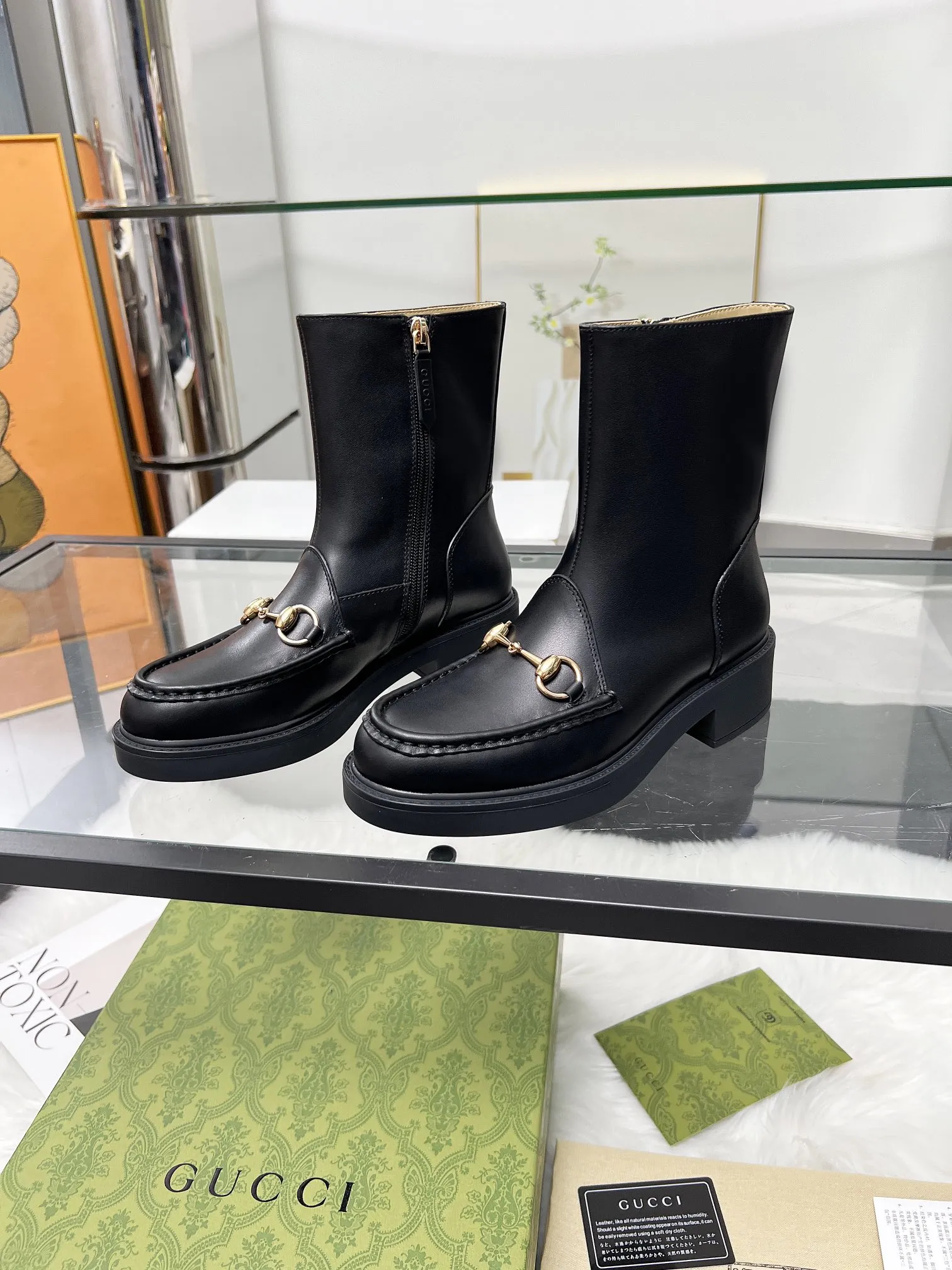 出厂价:290元 2025最新版古琦GUCCI 热卖✅ 🎉非常好搭配👍内侧拉链设计,方便穿脱‘品牌饰扣 跟高:6cm 面料:牛皮/开边珠 内里/垫脚:杏色牛里🐂 大底PPU材质 颜色:黑色 码数:34—40。34和41 42 需定做 包装:配有卡片 、布袋。