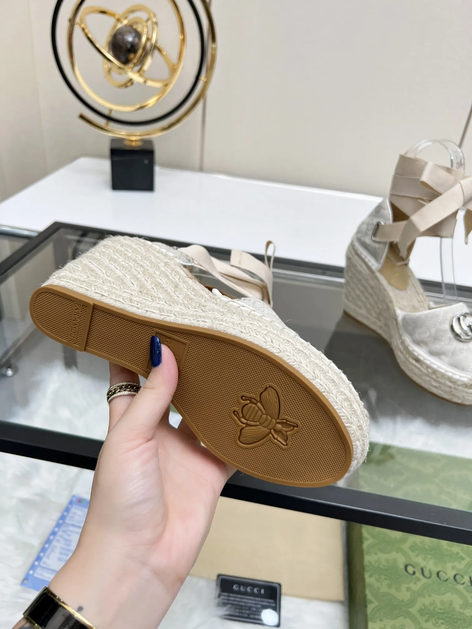 p210 GUCCI 古奇坡跟渔夫凉鞋 厚底草编 高端品质 面料:双G面料电绣 内里:混种羊皮里 码数:35~42 颜色:米白色 各位新老客户图片已经更新请转图更换 坡跟升级版目前有40多个颜色 转图大卖