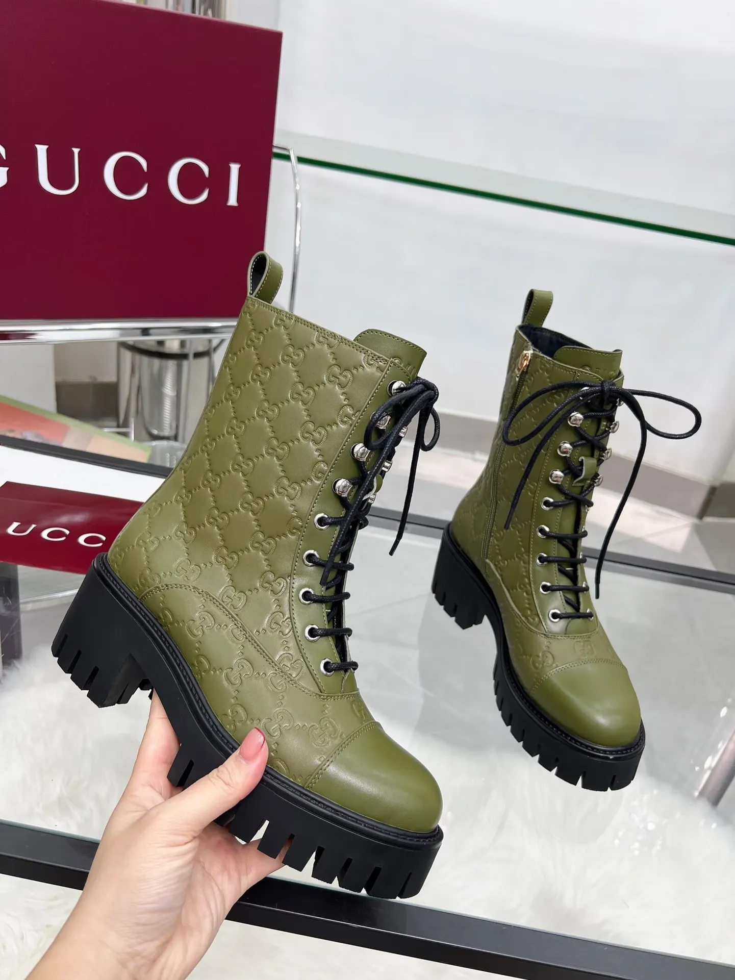 出厂价:320元 新版古琦GUCCI 热卖✅踝靴 🎉非常好搭配👍特显复古英伦风,高级3D印花、正面古琦饰扣装饰💎LOGO✅ 面料:进口牛皮🐂 内里/垫脚:牛里 颜色:黑色 绿色 码数:35—42{2头需定做} 跟高:5cm TPU大底 包装:配有卡片、布袋。