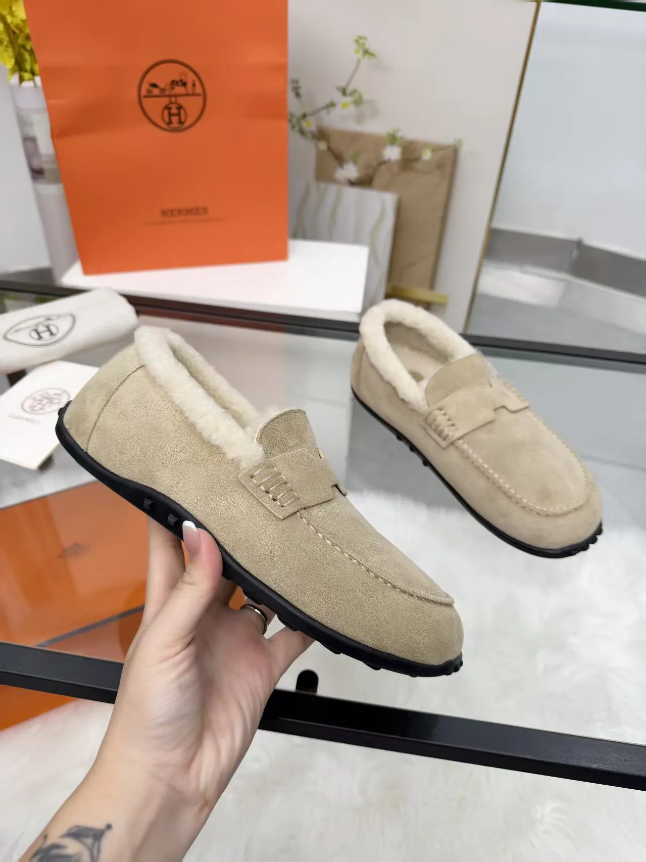 p250秋冬新色｜GUCCI✨古驰这款平底羊毛鞋也太高级了吧！ 作为设计传承的经典代表 每一处细节都在诉说优雅 鞋面采用标志性GG字母绒面牛皮 质感满满，经典永不过时✨ 内里与垫脚均为柔软羊毛 秋冬上脚温暖又舒适 防滑GG图案橡胶底 日常出行轻便不累脚 廓形流畅，轻松搭出高级感～ 码数：35-39常规码 （40/41码可定制，不退换哦） #GUCCI #秋冬新品 #高级感穿搭 #轻奢平底鞋