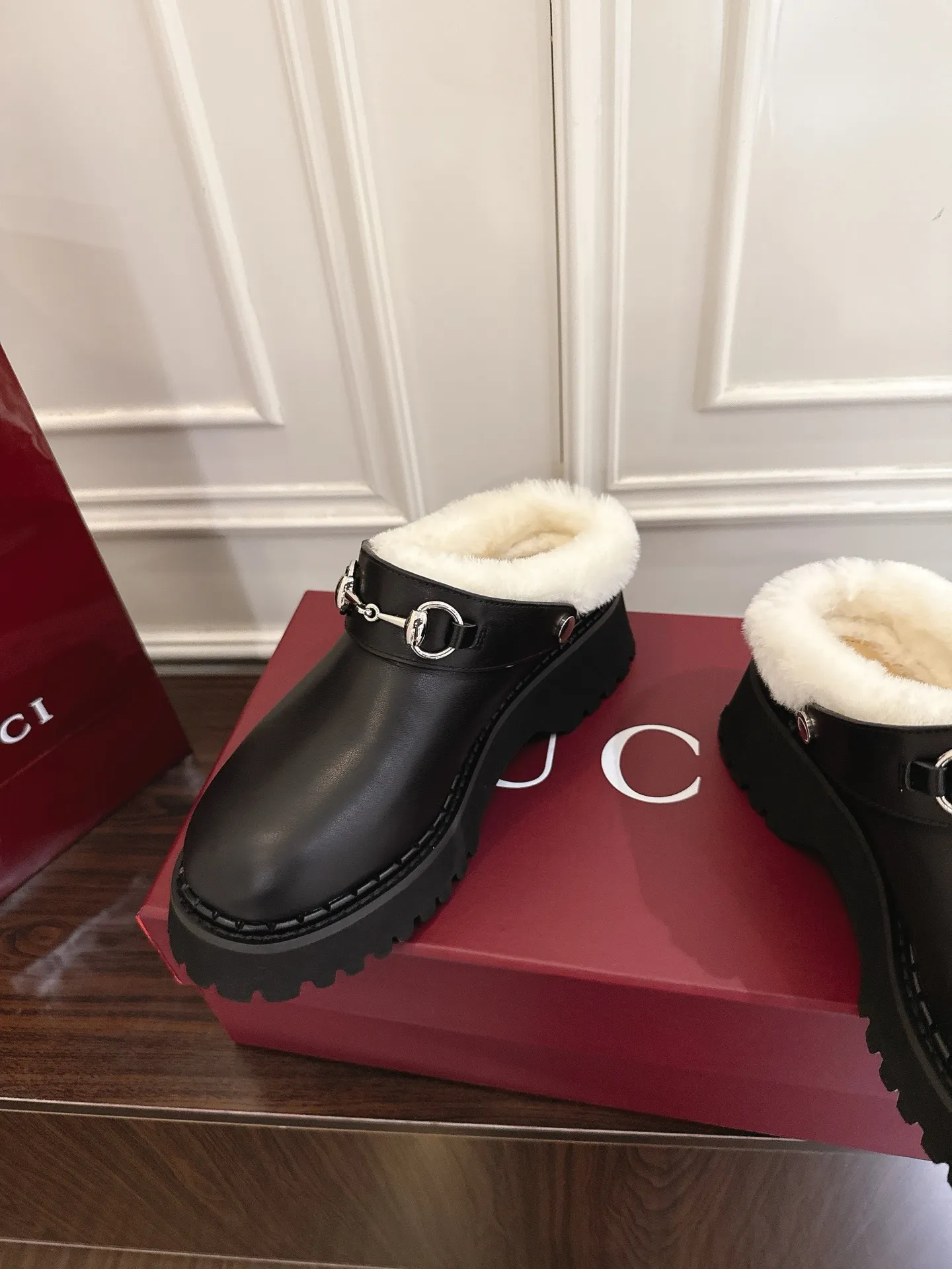 🌸P250💰 Gucci 饰马衔扣羊毛穆勒鞋沟纹底半拖 作为品牌对马术本源的致敬之作,马衔扣历经岁月洗礼之后,将厚重历史底蕴和现代时尚流行融合形成一体 牛皮面 底厚:5cm 码数:35-42#