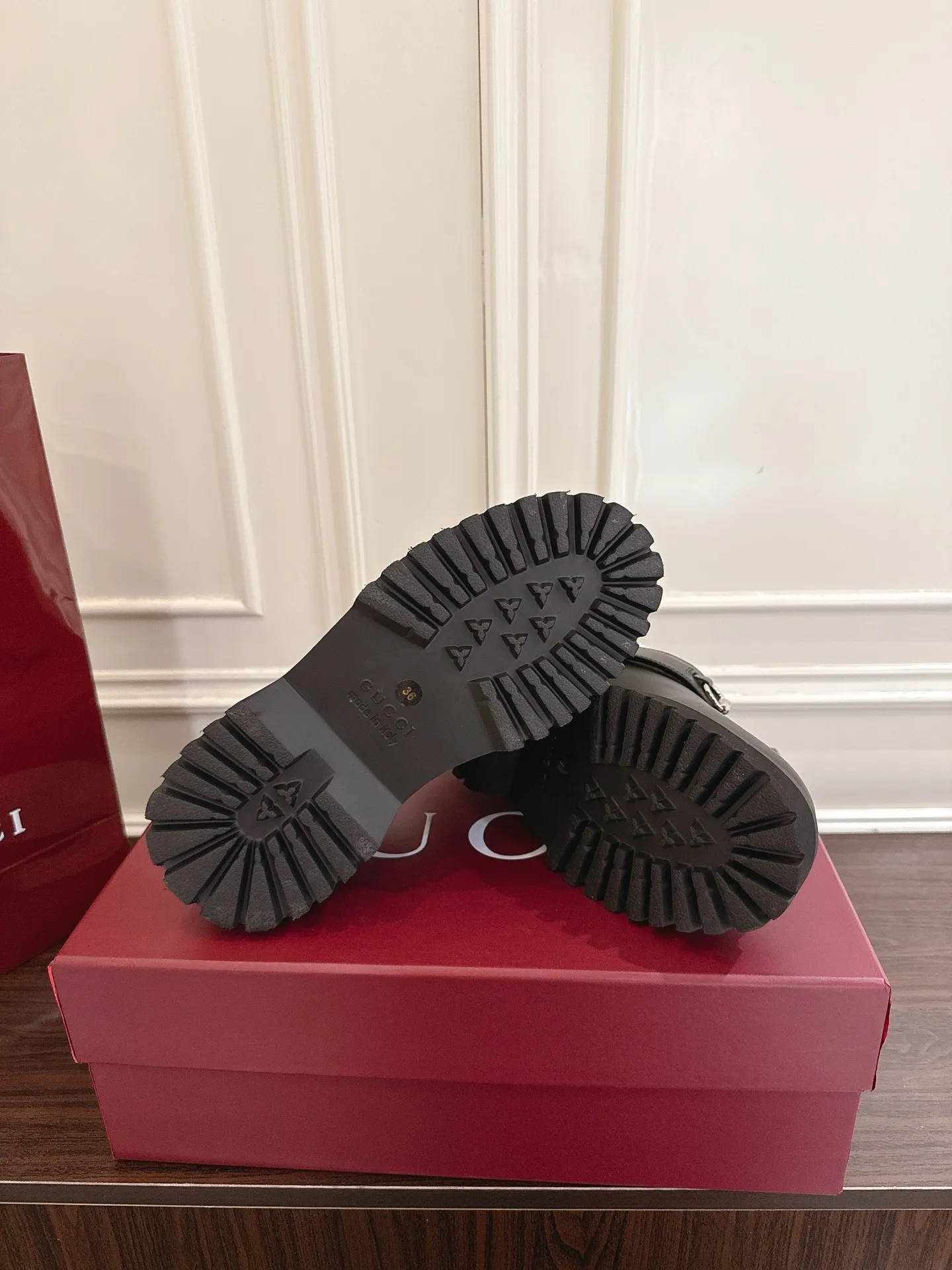 🌸P250💰 Gucci 饰马衔扣羊毛穆勒鞋沟纹底半拖 作为品牌对马术本源的致敬之作,马衔扣历经岁月洗礼之后,将厚重历史底蕴和现代时尚流行融合形成一体 牛皮面 底厚:5cm 码数:35-42#