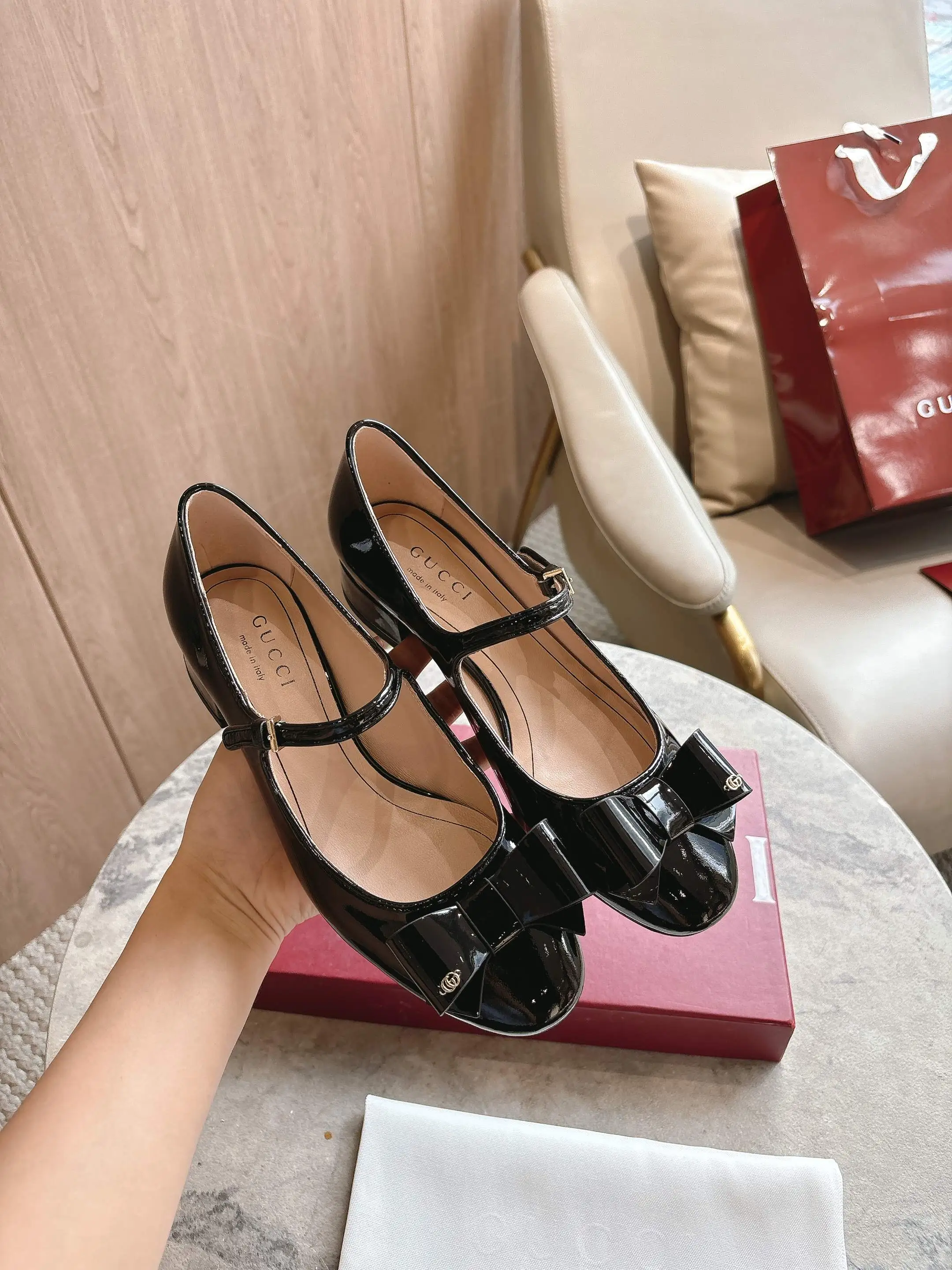 1168-1 黑&yen;260（35-42）这款女士芭蕾平底鞋采用光面漆皮匠心打造，点缀饰有品牌标志性双G的优雅蝴蝶结细节，彰显精致设计。经典廓形经以当代视角焕新演绎，融蕴Gucci经典元素，彰显柔美气质。 黑色漆皮 饰双G蝴蝶结细节 踝部可调节搭扣开合 低跟 高度：2.5厘米