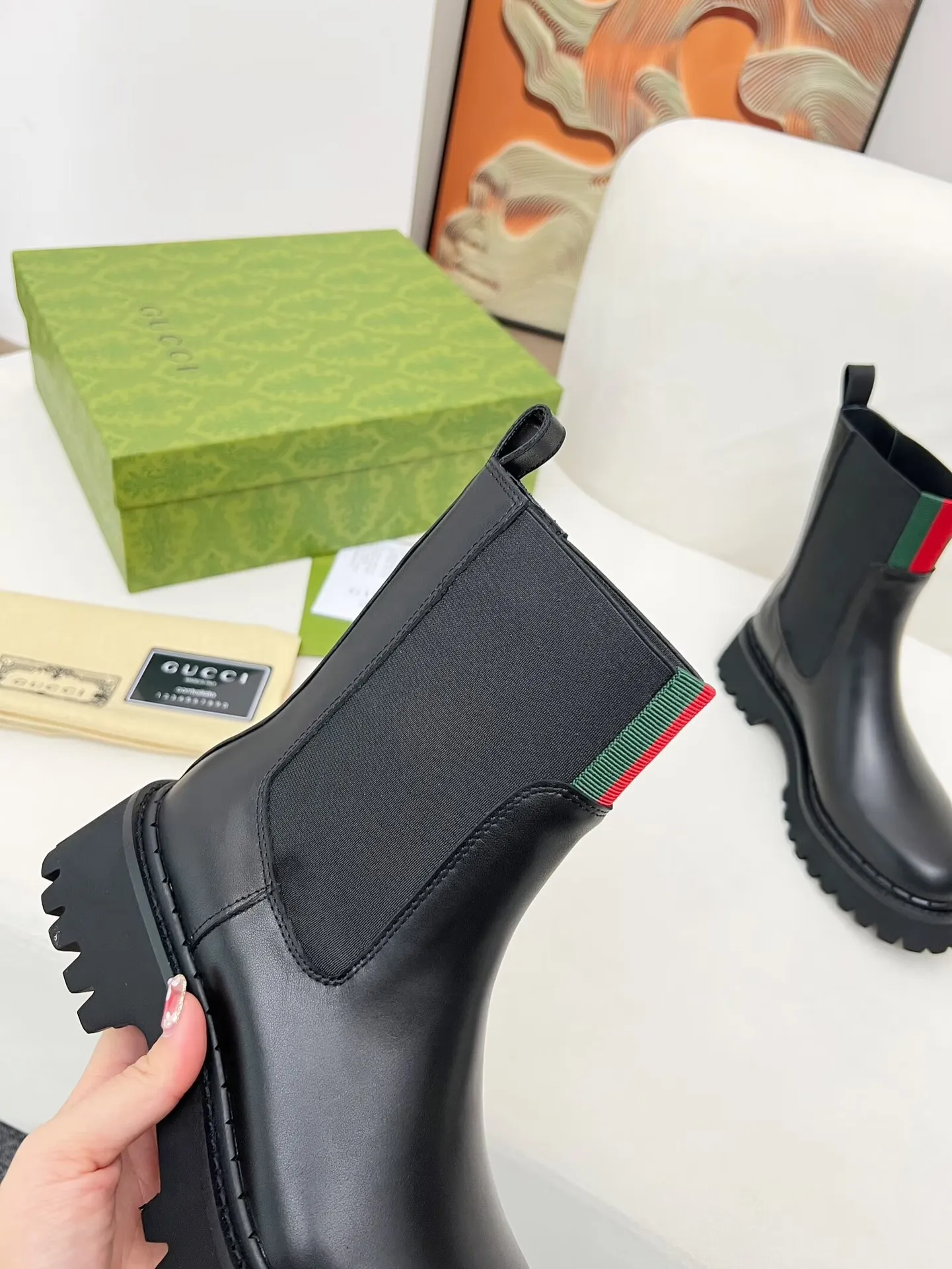 出厂价:290元 2025最新版古琦GUCCI百搭马丁靴,方便穿脱一脚蹬‘品牌织带拼色搭配 跟高:5cm 面料:牛皮/开边珠 内里/垫脚:黑色牛里🐂 大底是发泡大底材质 颜色:黑色 码数:34—40。34和41 42 需定做 包装:配有卡片、布袋。