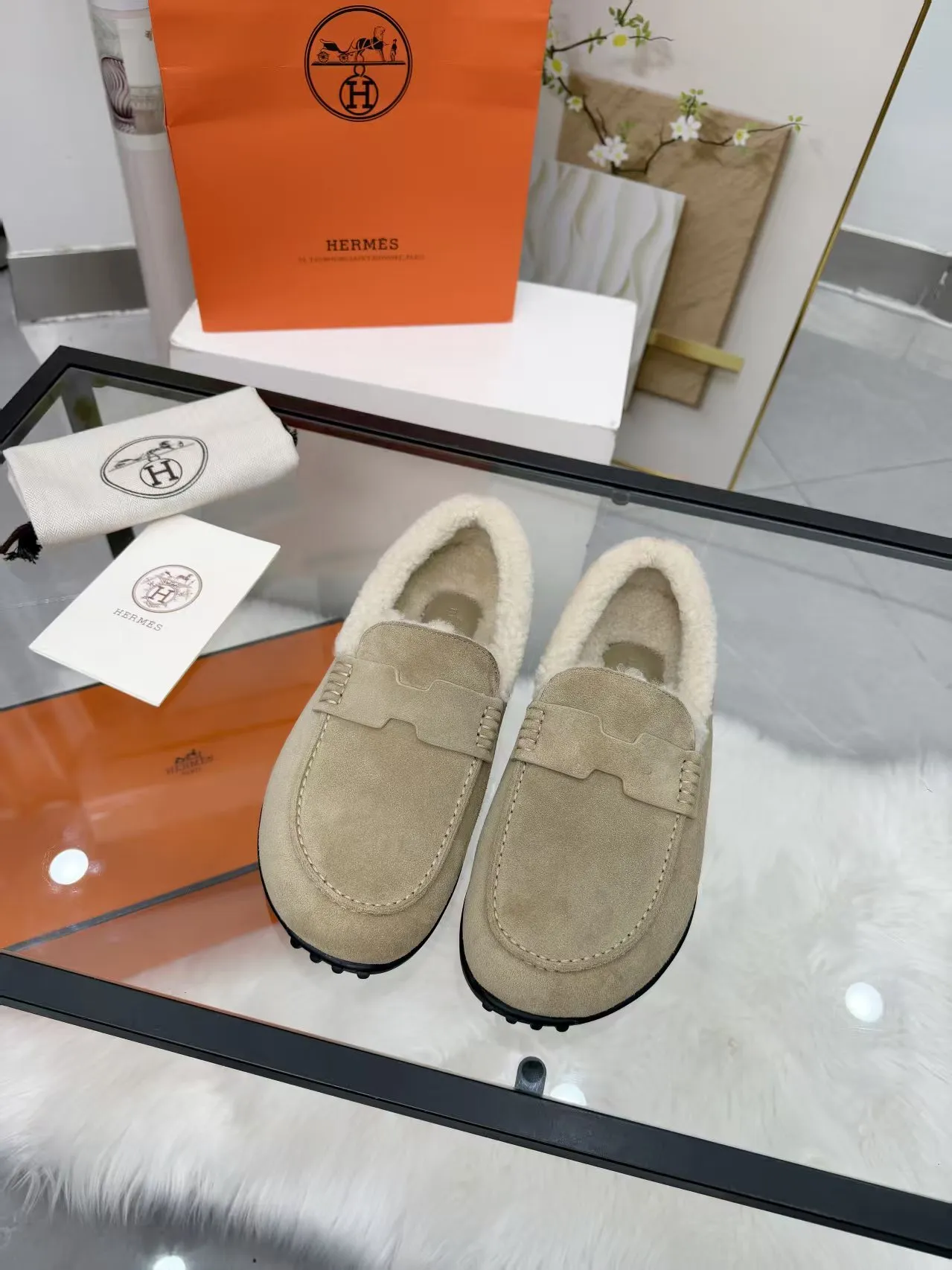 p250秋冬新色｜GUCCI✨古驰这款平底羊毛鞋也太高级了吧！ 作为设计传承的经典代表 每一处细节都在诉说优雅 鞋面采用标志性GG字母绒面牛皮 质感满满，经典永不过时✨ 内里与垫脚均为柔软羊毛 秋冬上脚温暖又舒适 防滑GG图案橡胶底 日常出行轻便不累脚 廓形流畅，轻松搭出高级感～ 码数：35-39常规码 （40/41码可定制，不退换哦） #GUCCI #秋冬新品 #高级感穿搭 #轻奢平底鞋