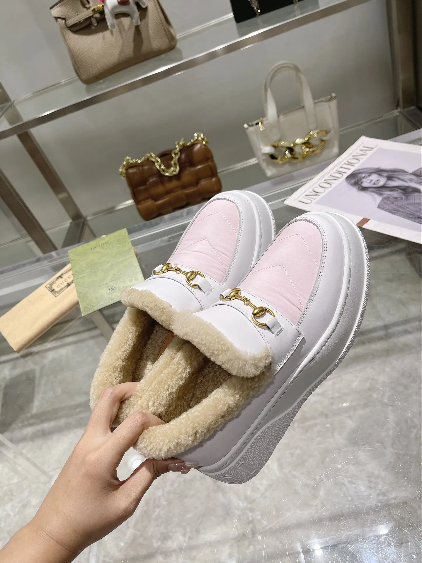 👑 P 260💰 Gucci巴黎时装周中国22年美丽奴羊皮毛一体浅口雪地靴，提花面料LOGO➕头层牛皮➕澳洲进口羊毛内里， Gucci 这款雪地靴结合了品牌两大标志性元素&mdash;&mdash;金色马衔扣五金和 V 字形马特拉塞绗缝。它采用混纺羊毛毡于意大利制成，以柔软皮革饰边，米黄色羊毛皮全衬里让双足保持温暖。橡胶厚底上压印有 Logo，可提供出色抓地力。 鞋跟高约 3 厘米 金典色皮革（小牛皮），米黄色羊毛皮内里， 套穿款 意大利制造 符合标准尺码，请选择平时所穿尺码 中国尺码35～42码