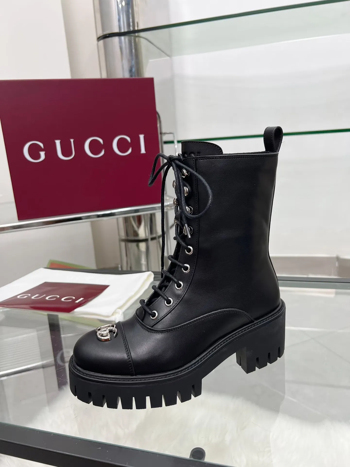 出厂价：320元 新版古琦GUCCI 热卖✅踝靴 🎉非常好搭配👍特显复古英伦风，高级3D印花、正面古琦饰扣装饰💎LOGO✅ 面料：进口牛皮🐂 内里/垫脚：牛里 颜色：黑色 绿色 码数：35&mdash;42｛2头需定做｝ 跟高：5cm TPU大底 包装：配有卡片、布袋。